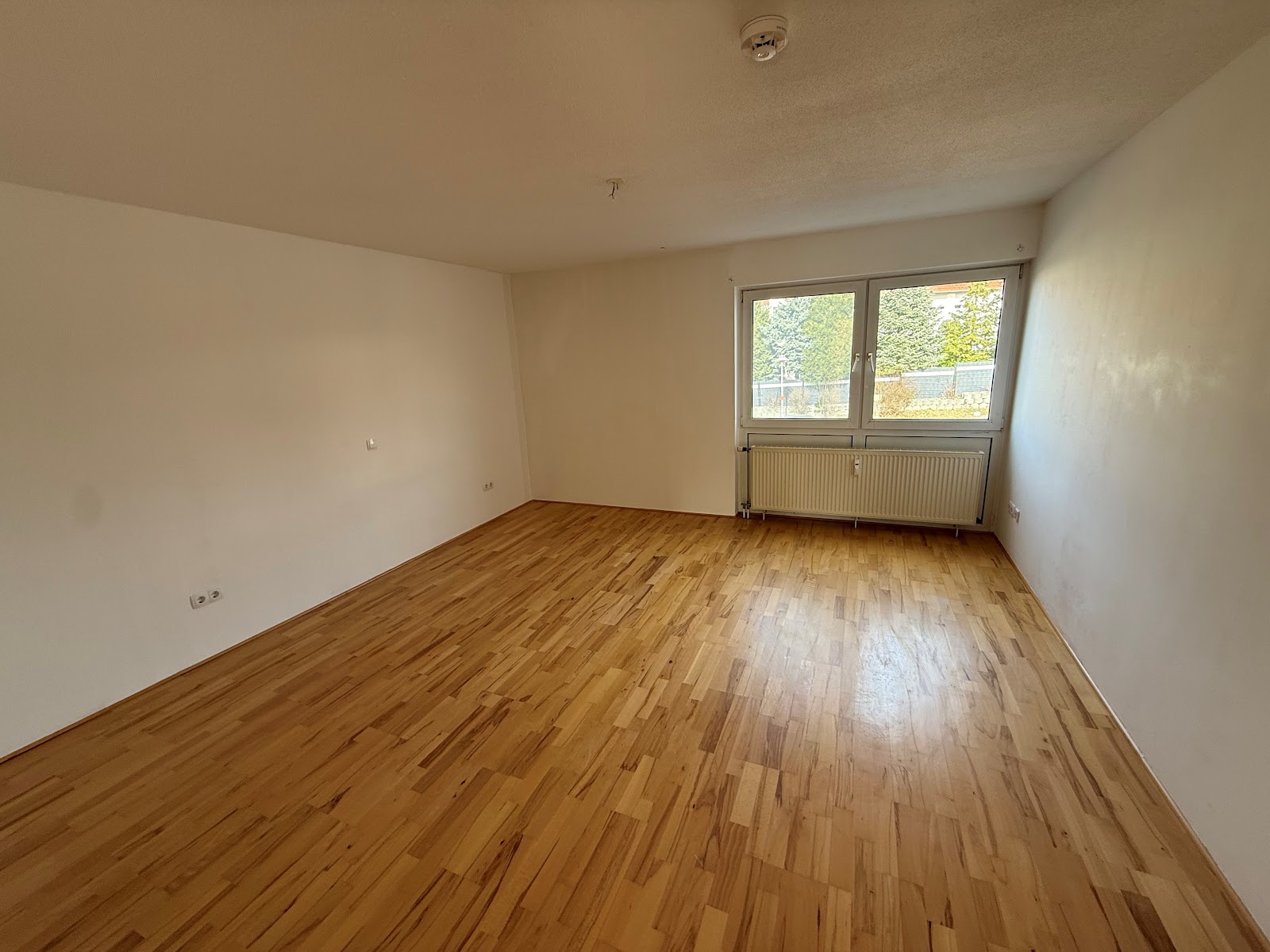 Zentral. Hell. Bezugsfertig mit Einbauküche – 2 Zimmer mit Balkon im Herzen der Stadt – Wolfsburg – Vorschaubild 3