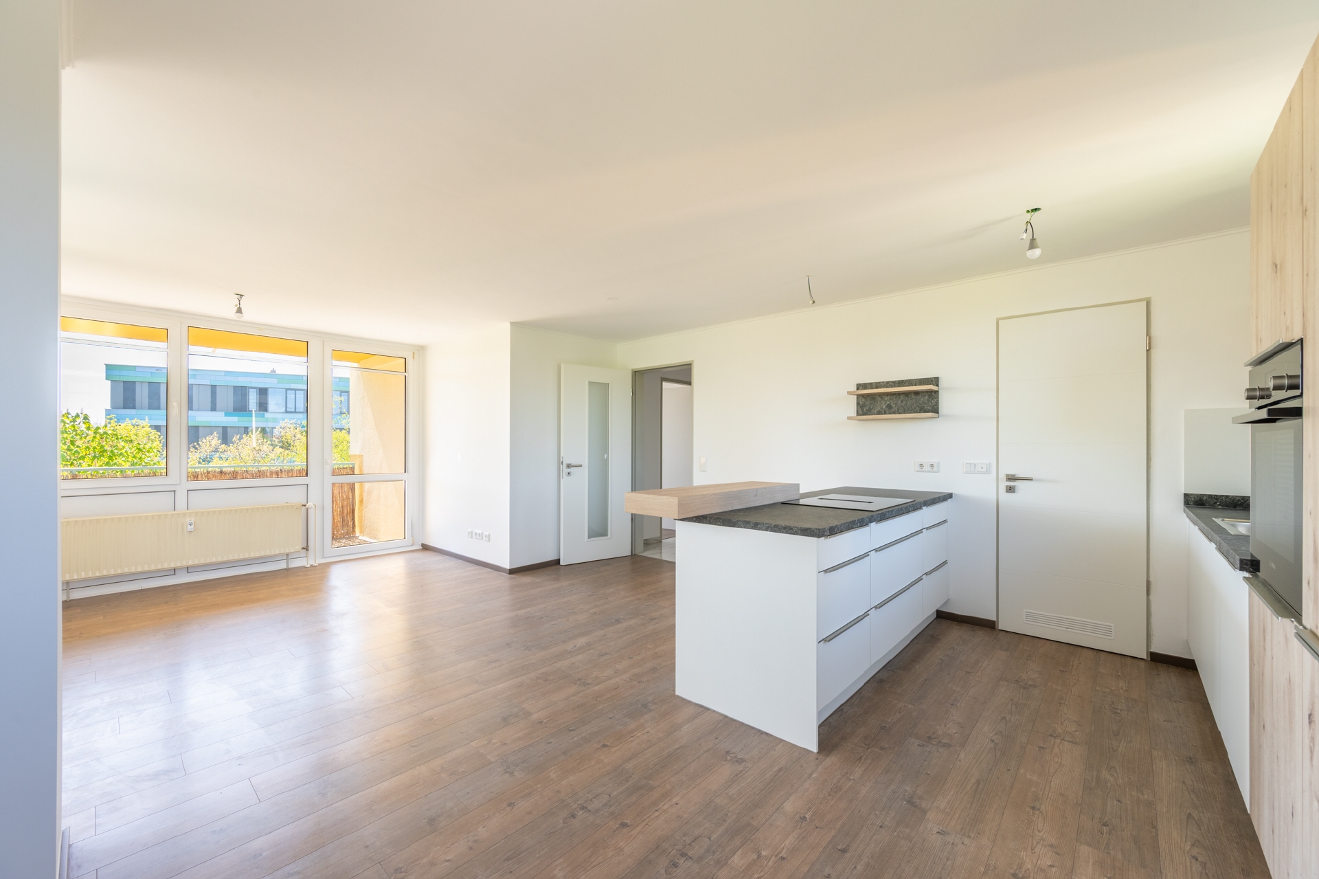AIGNER - Sommerbalkon & Wintergarten: Schöne, renovierte Wohnung mit Blick ins Grüne – München – Bild 1 von 8