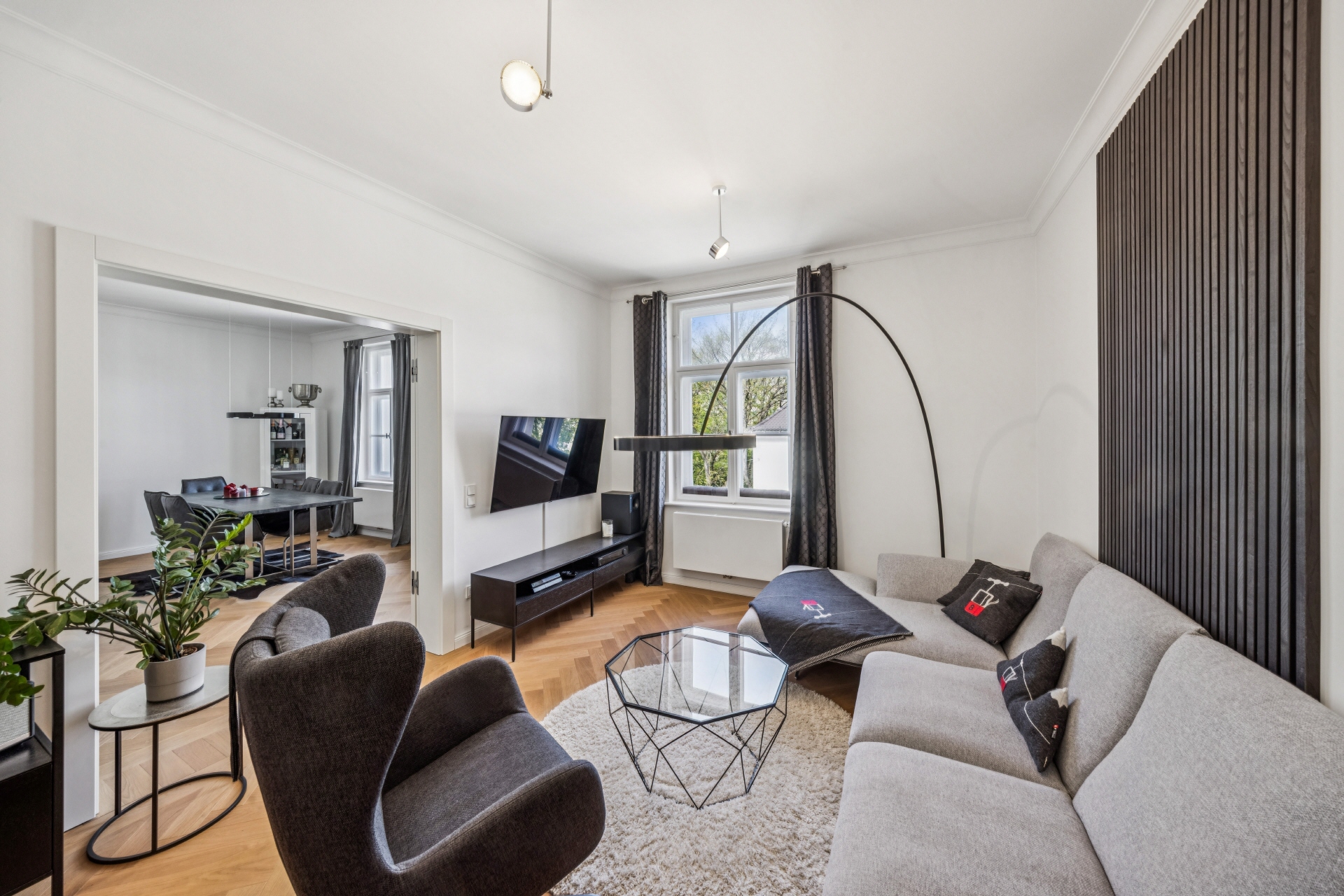 AIGNER - Wohnkomfort auf höchstem Niveau – Hochwertig sanierte Altbauwohnung in begehrter Lage – München – Bild 1 von 8