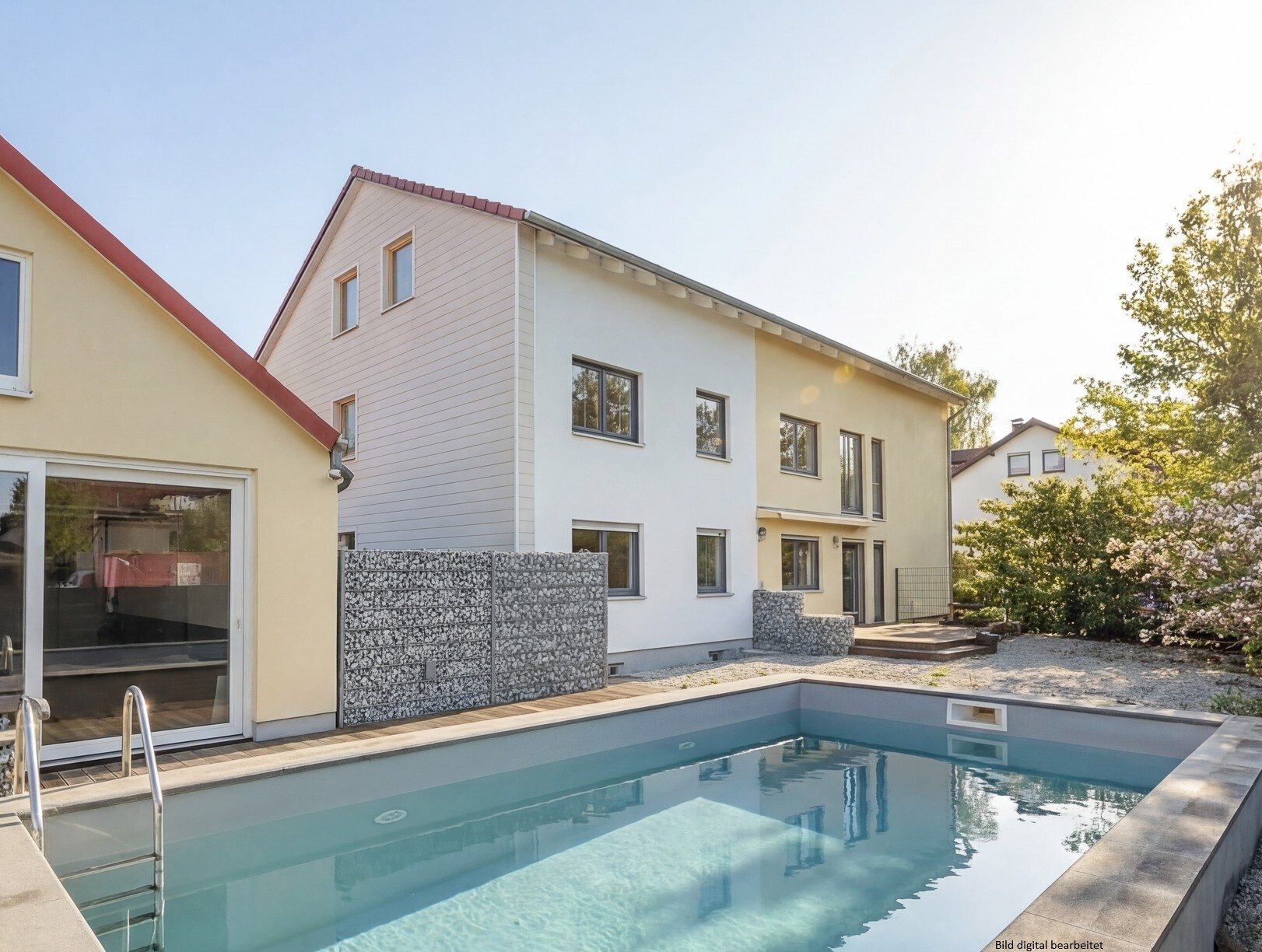 Großes Mehrfamilienhaus, Pool u. Doppelgarage, gepflegt, teilrenoviert - Bes: FR 29.5. ind. Vereinb. – München – Bild 1 von 40