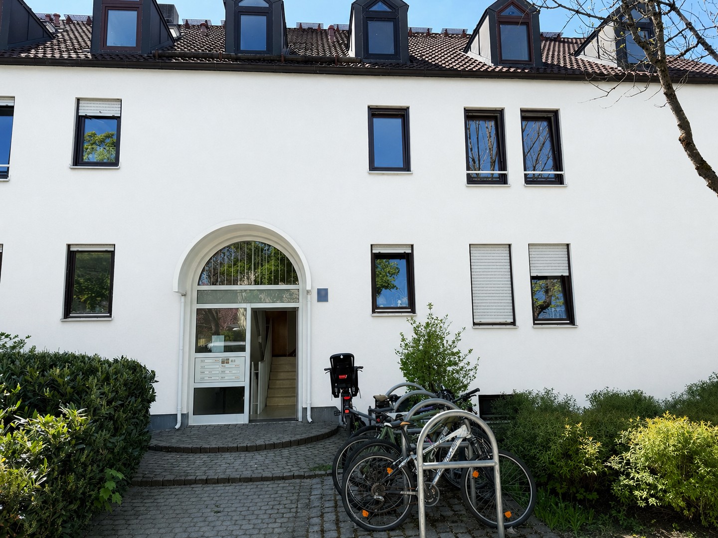 Helle, renovierte 2,5-Zimmer-Wohnung mit Südbalkon in -Moosach – RESERVIERT!