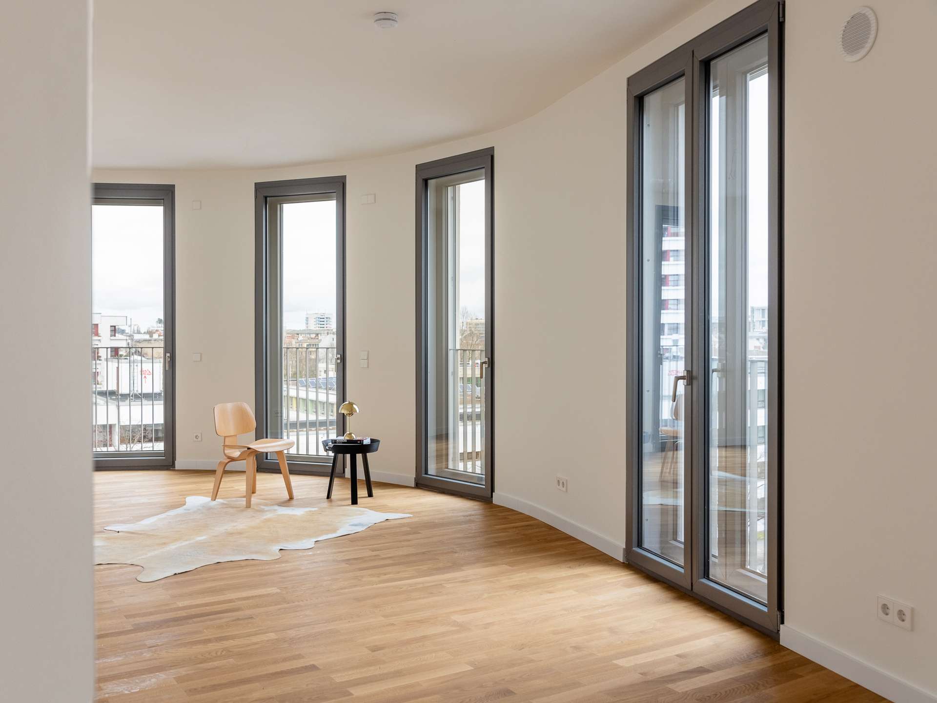 Großzügige 3-Zimmer-Neubauwohnung mit Terrasse und eleganter Rundung der Außenwand in Charlottenburg – Berlin – Vorschaubild 3