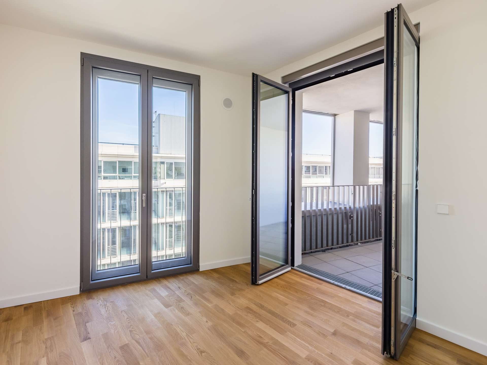 Großzügige 3-Zimmer-Neubauwohnung mit Terrasse und eleganter Rundung der Außenwand in Charlottenburg – Berlin – Vorschaubild 5