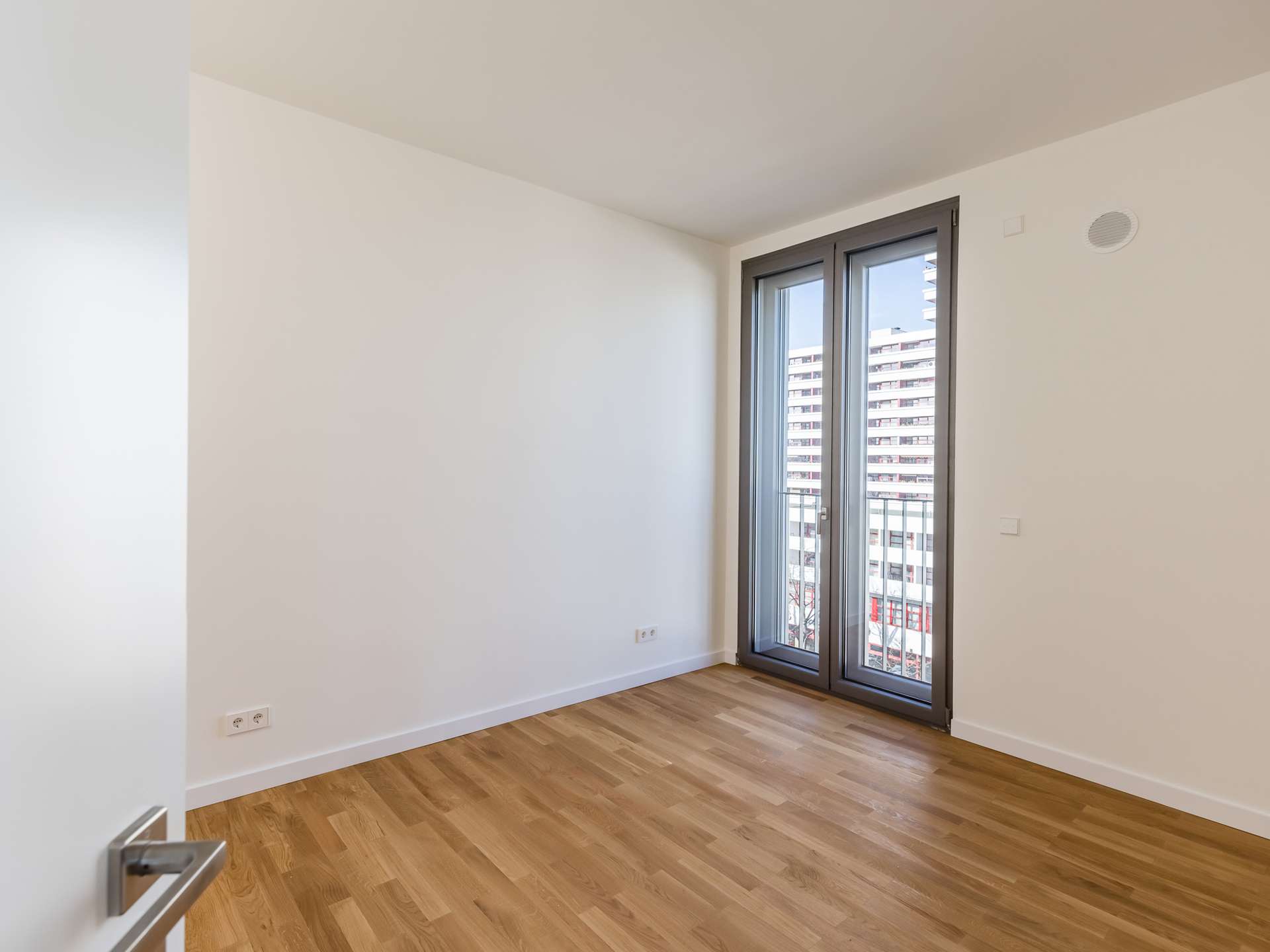 Großzügige 3-Zimmer-Neubauwohnung mit Terrasse und eleganter Rundung der Außenwand in Charlottenburg – Berlin – Vorschaubild 6