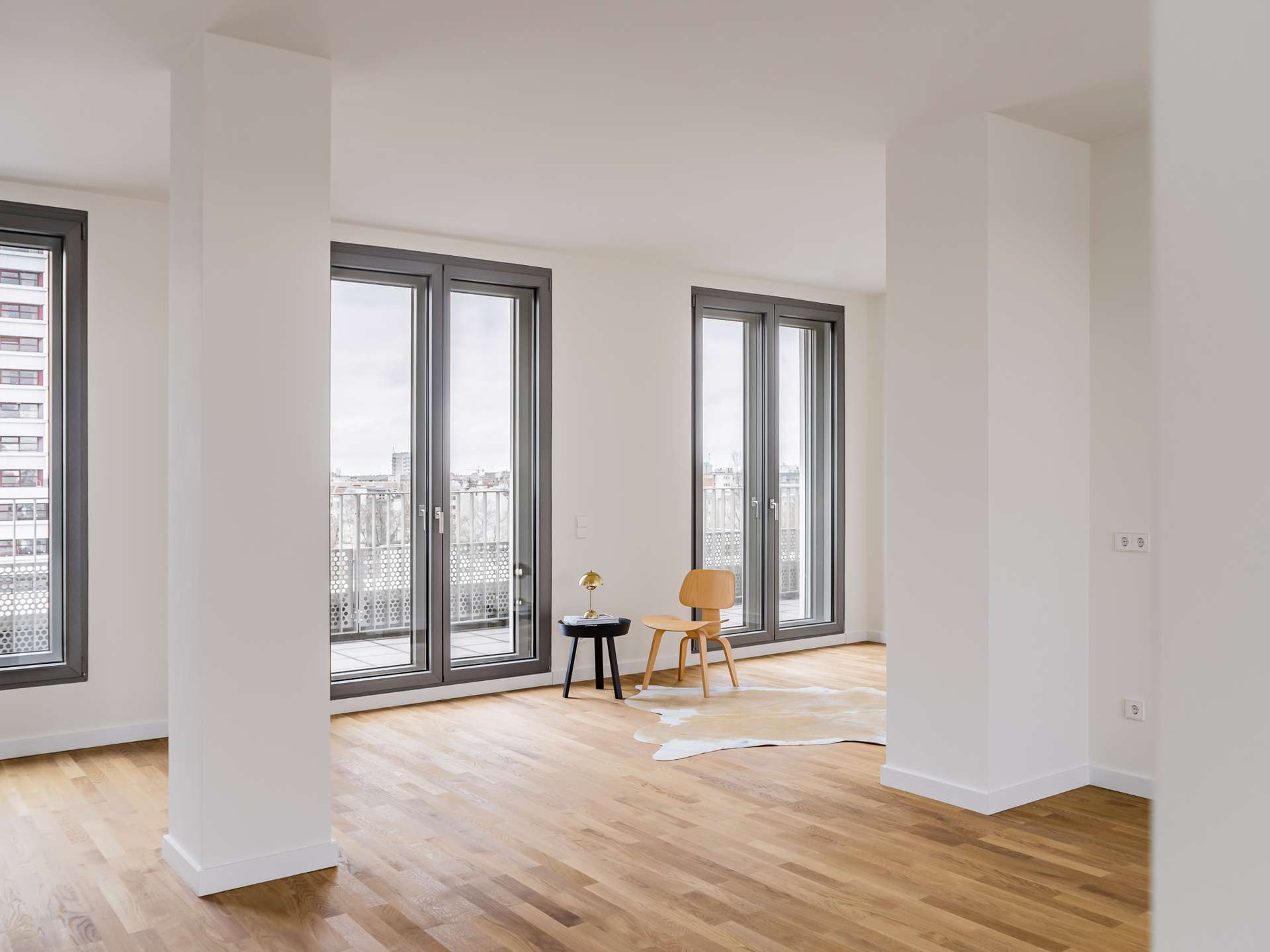 Lichtdurchflutetes Penthouse mit Terrassenzugang aus allen Räumen, Ankleide und en-suite-Bad – Berlin – Vorschaubild 3