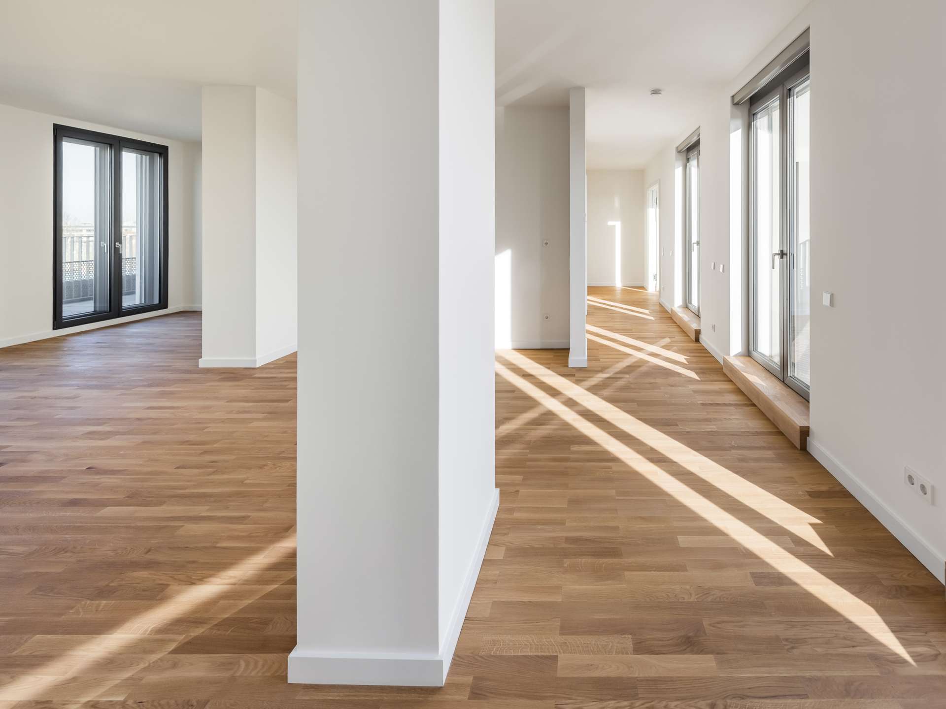 Lichtdurchflutetes Penthouse mit Terrassenzugang aus allen Räumen, Ankleide und en-suite-Bad – Berlin – Vorschaubild 4