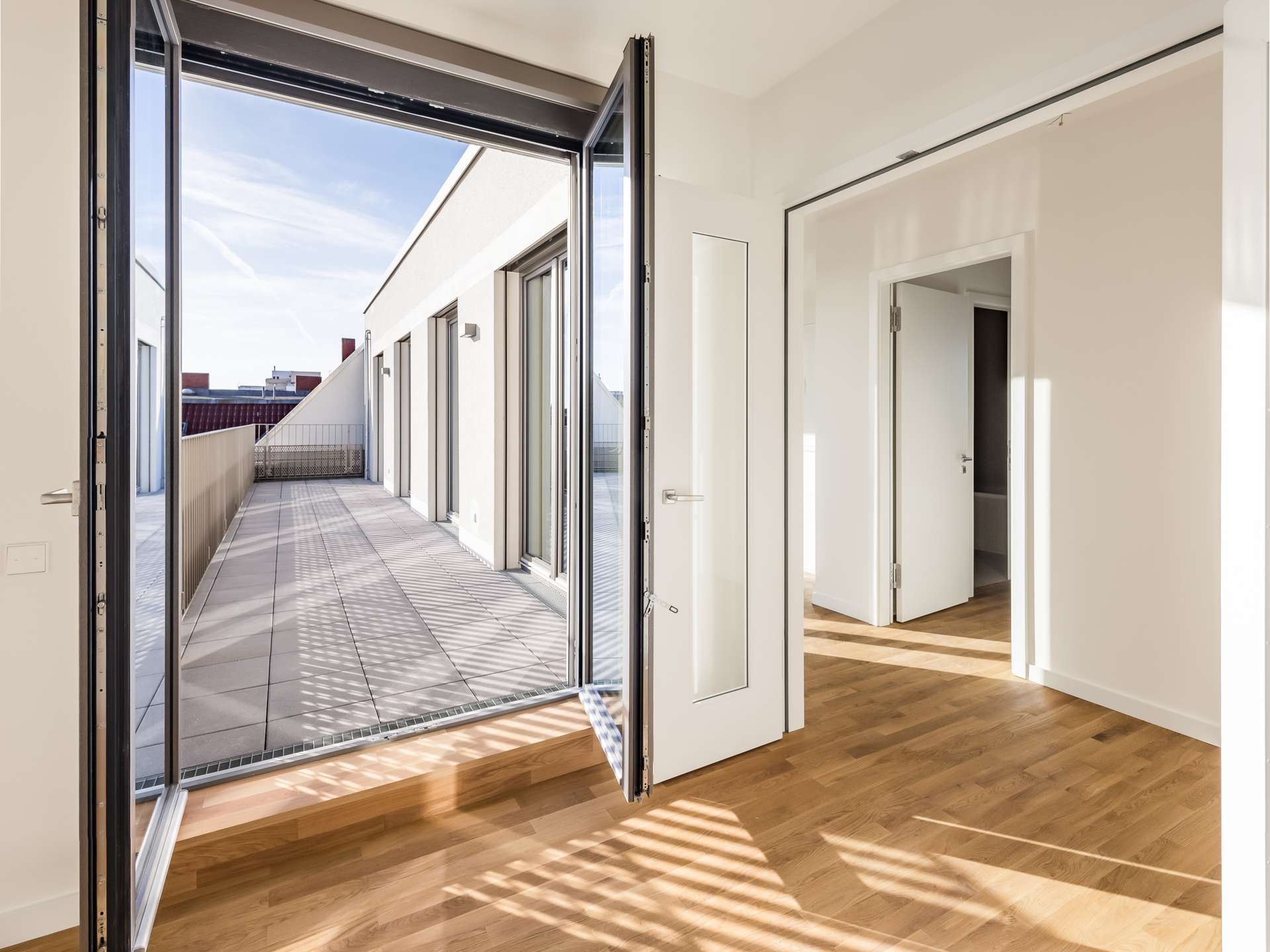 Lichtdurchflutetes Penthouse mit Terrassenzugang aus allen Räumen, Ankleide und en-suite-Bad – Berlin – Vorschaubild 5