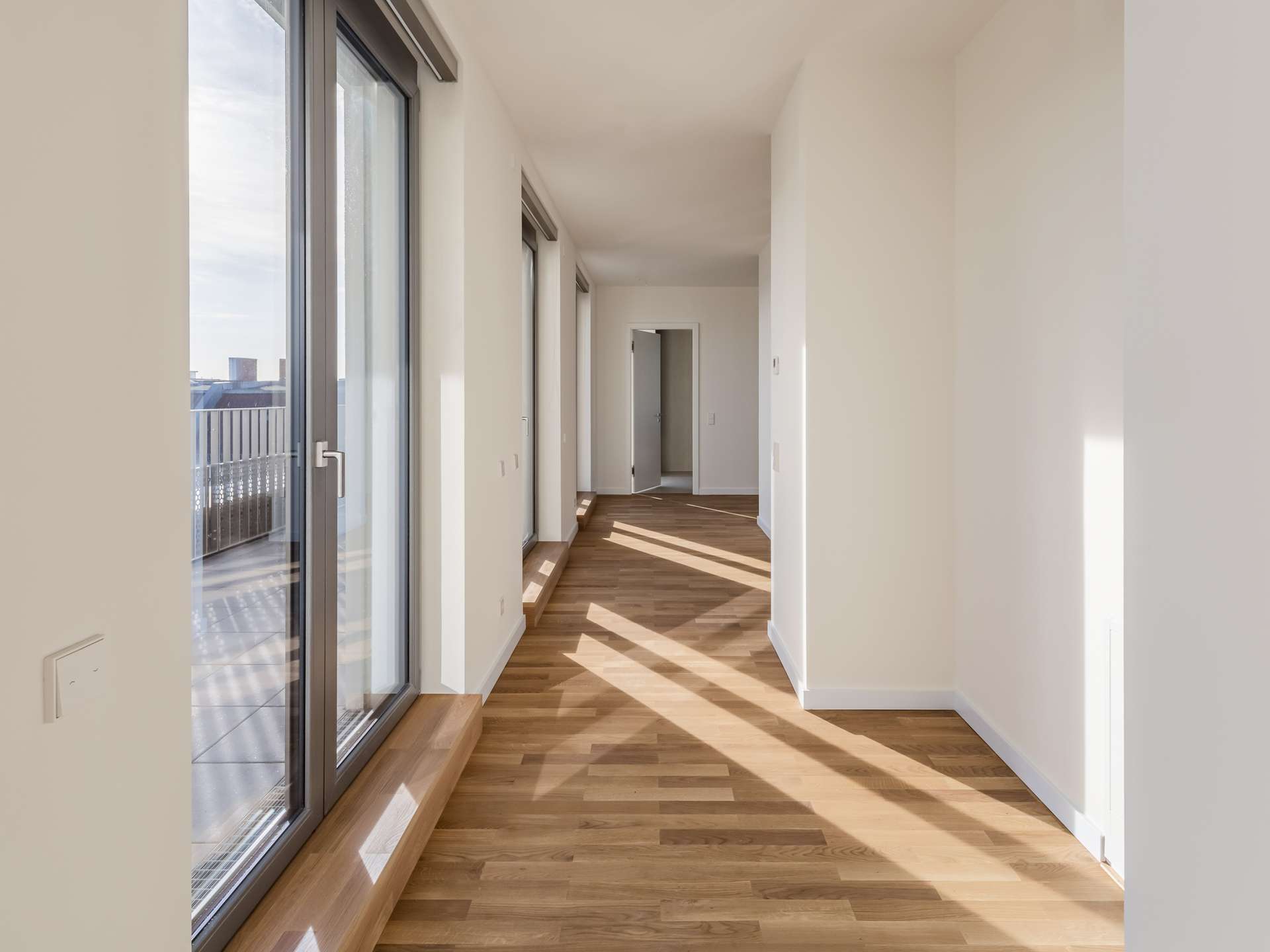Lichtdurchflutetes Penthouse mit Terrassenzugang aus allen Räumen, Ankleide und en-suite-Bad – Berlin – Vorschaubild 7