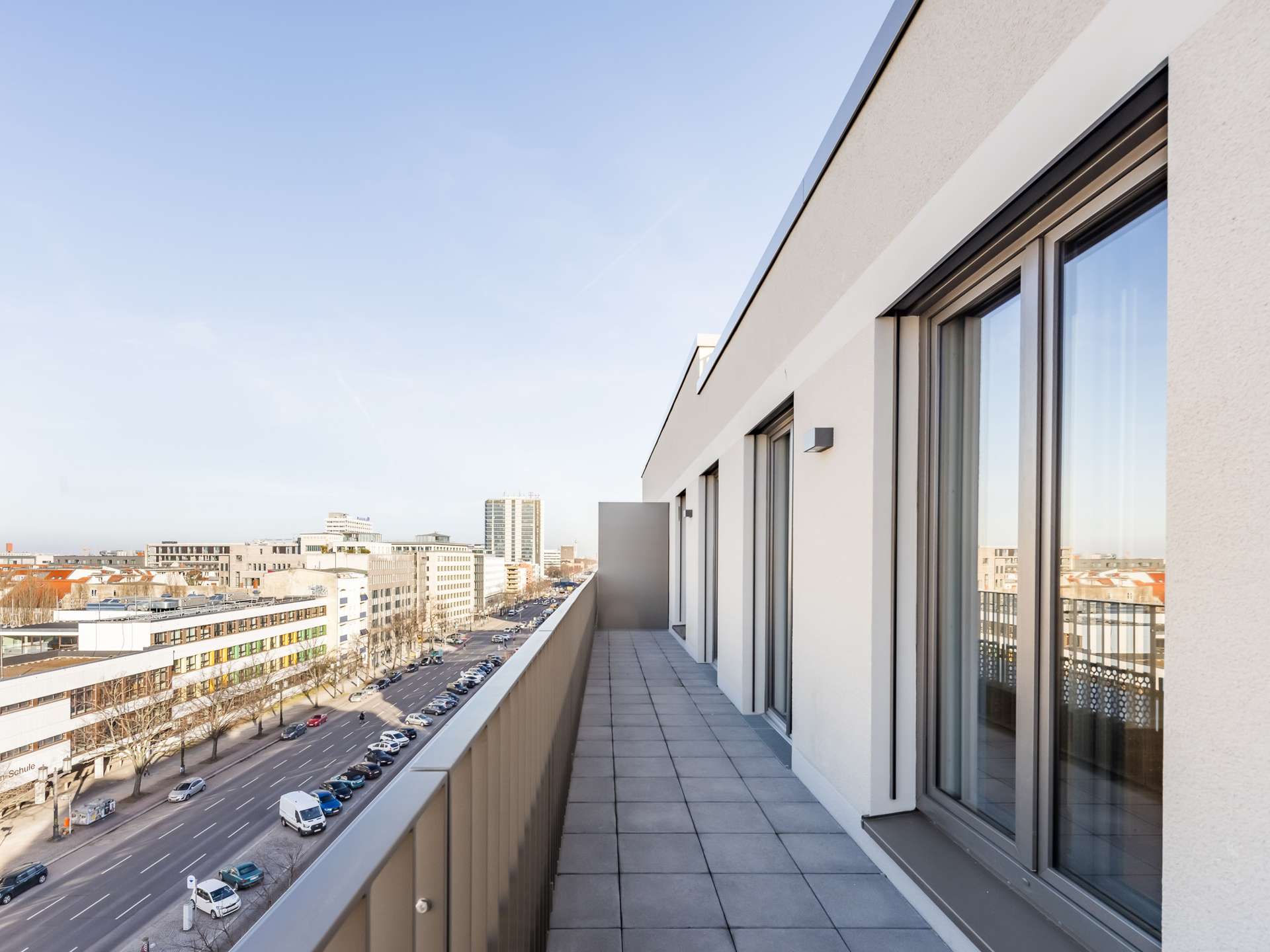 Lichtdurchflutetes Penthouse mit Terrassenzugang aus allen Räumen, Ankleide und en-suite-Bad – Berlin – Vorschaubild 9