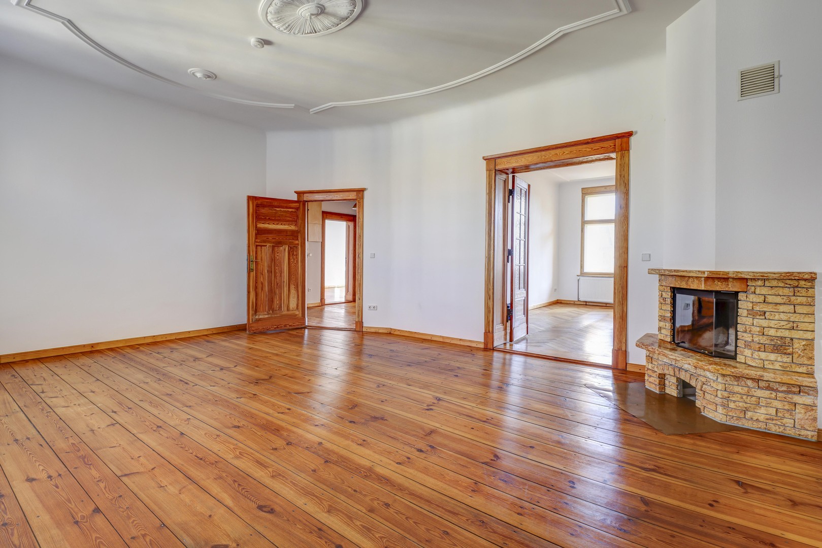 Lichtdurchflutetes Altbau-Juwel in der Kastanienallee – Berlin – Bild 1 von 28