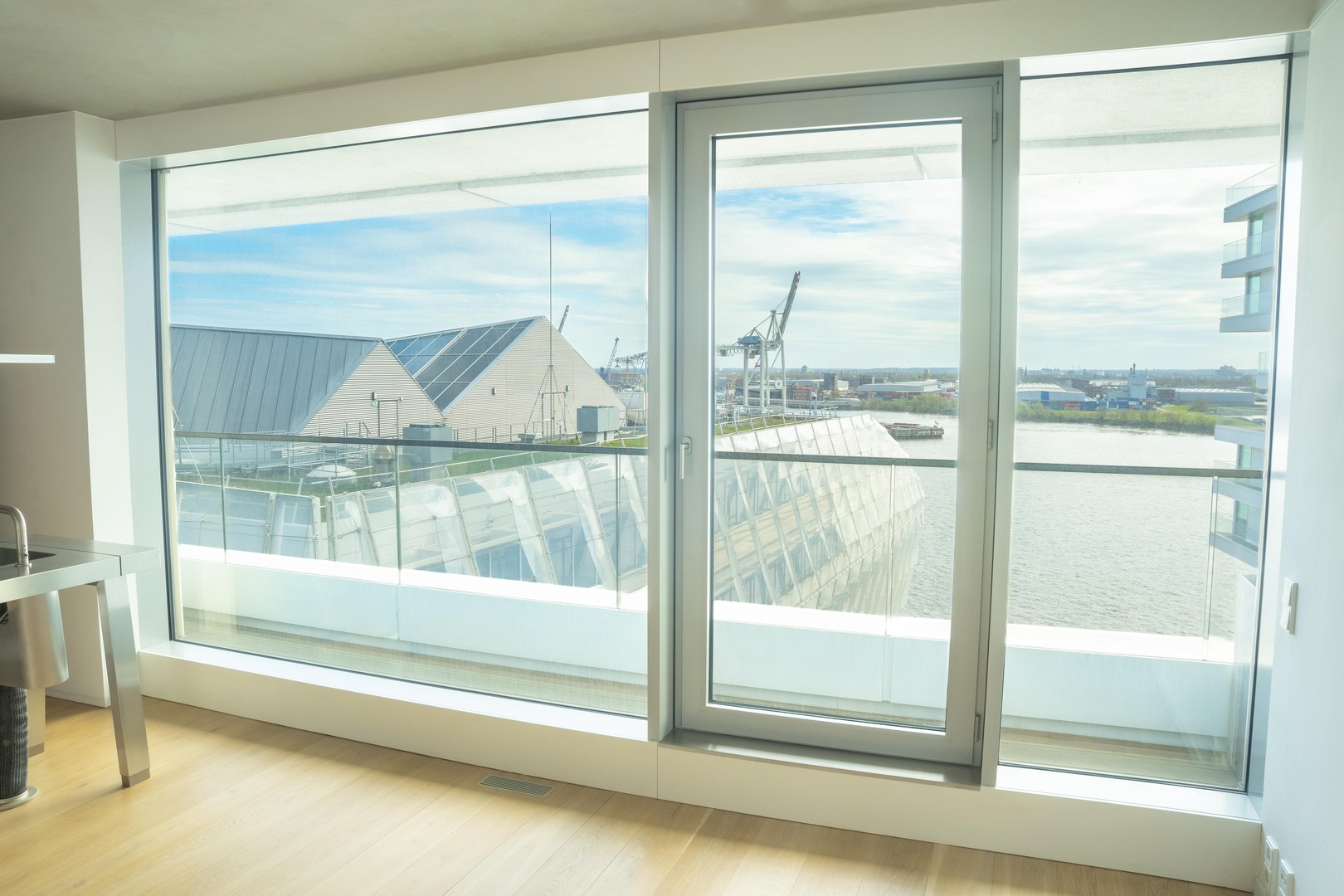 Designwohnung im Marco Polo Tower – mit Blick auf das Wendebecken des Hafens – Hamburg – Vorschaubild 4