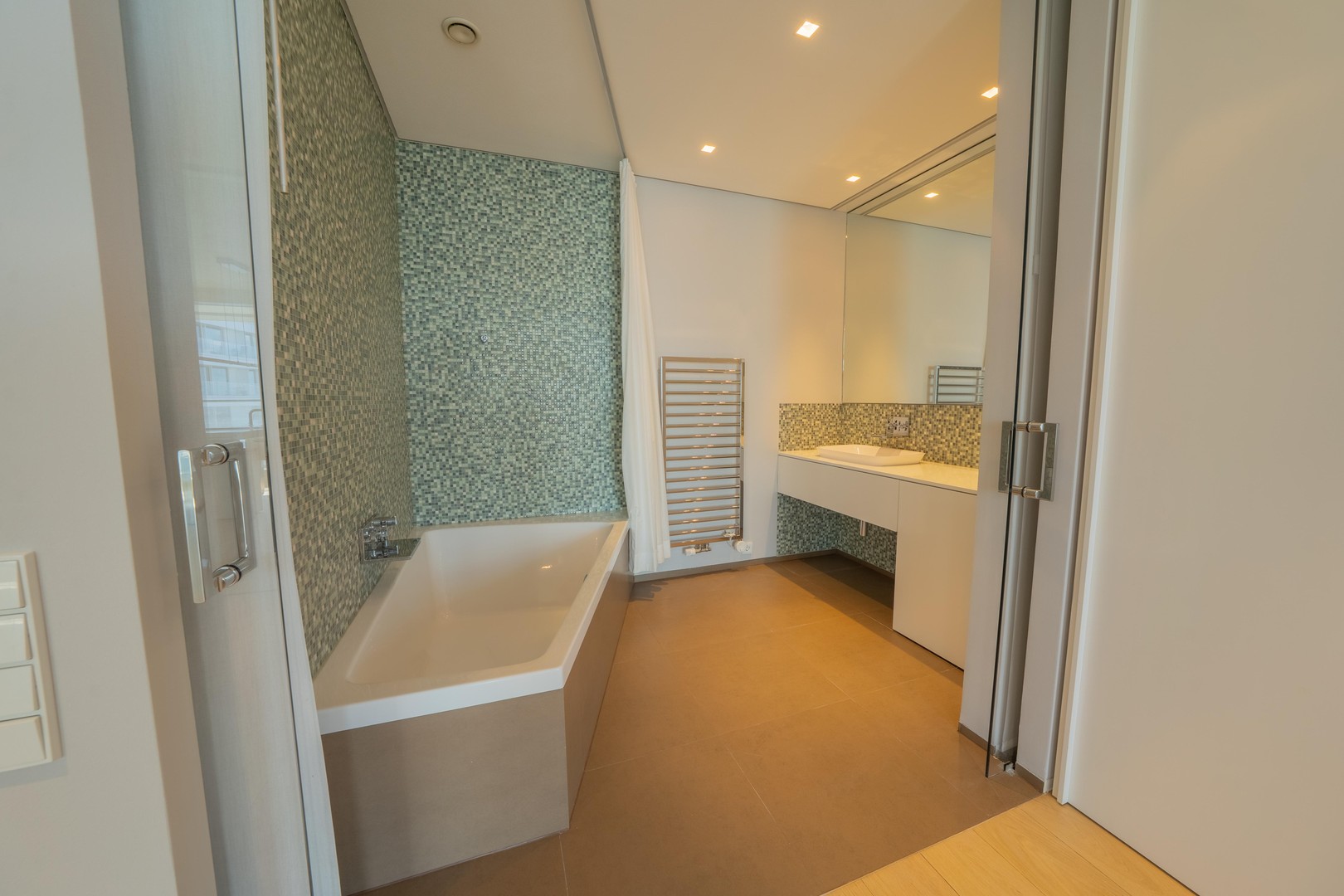Designwohnung im Marco Polo Tower – mit Blick auf das Wendebecken des Hafens – Hamburg – Vorschaubild 16