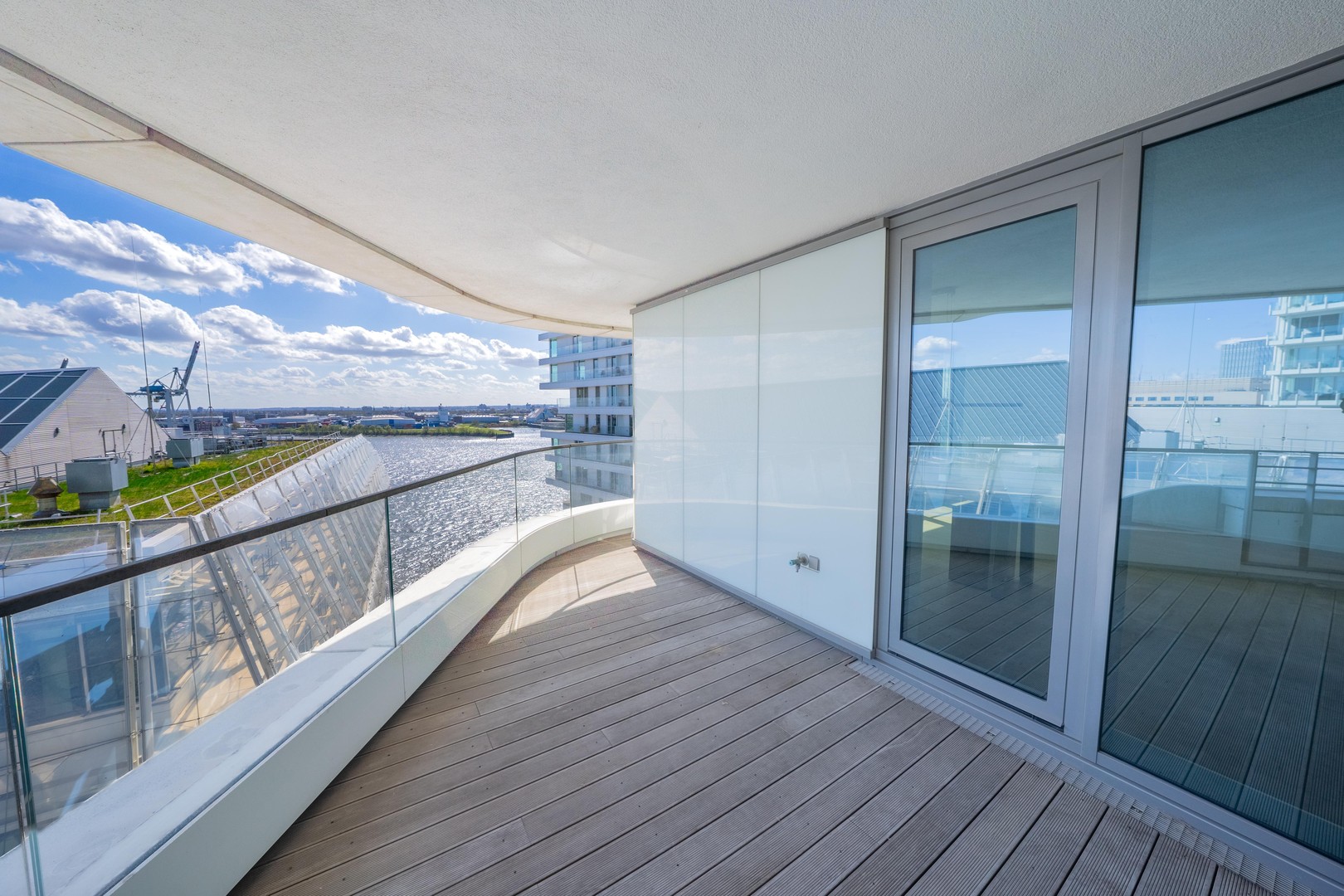 Designwohnung im Marco Polo Tower – mit Blick auf das Wendebecken des Hafens – Hamburg – Vorschaubild 23