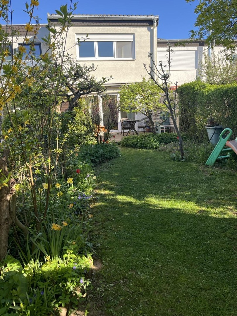 Provisionsfrei! Teilmodernisiertes Reihenhaus in hervorragender Wohnlage