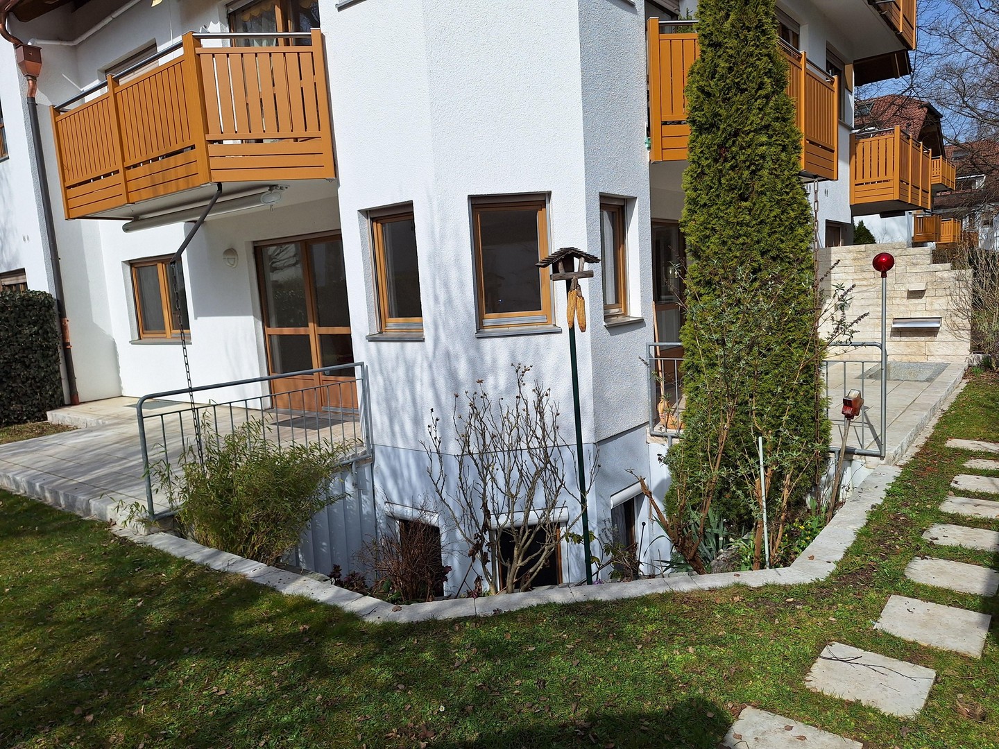 Lichtdurchflutete 3 Zi-Garten-Maisonette-Wohnung in ruhiger Lage – München – Bild 1 von 12