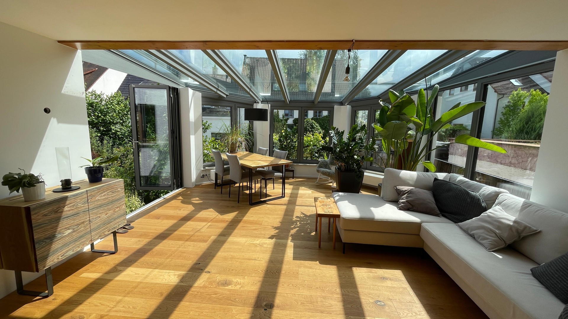 Lichtdurchflutetes Zuhause mit traumhaftem Wintergarten und Gartenidylle
