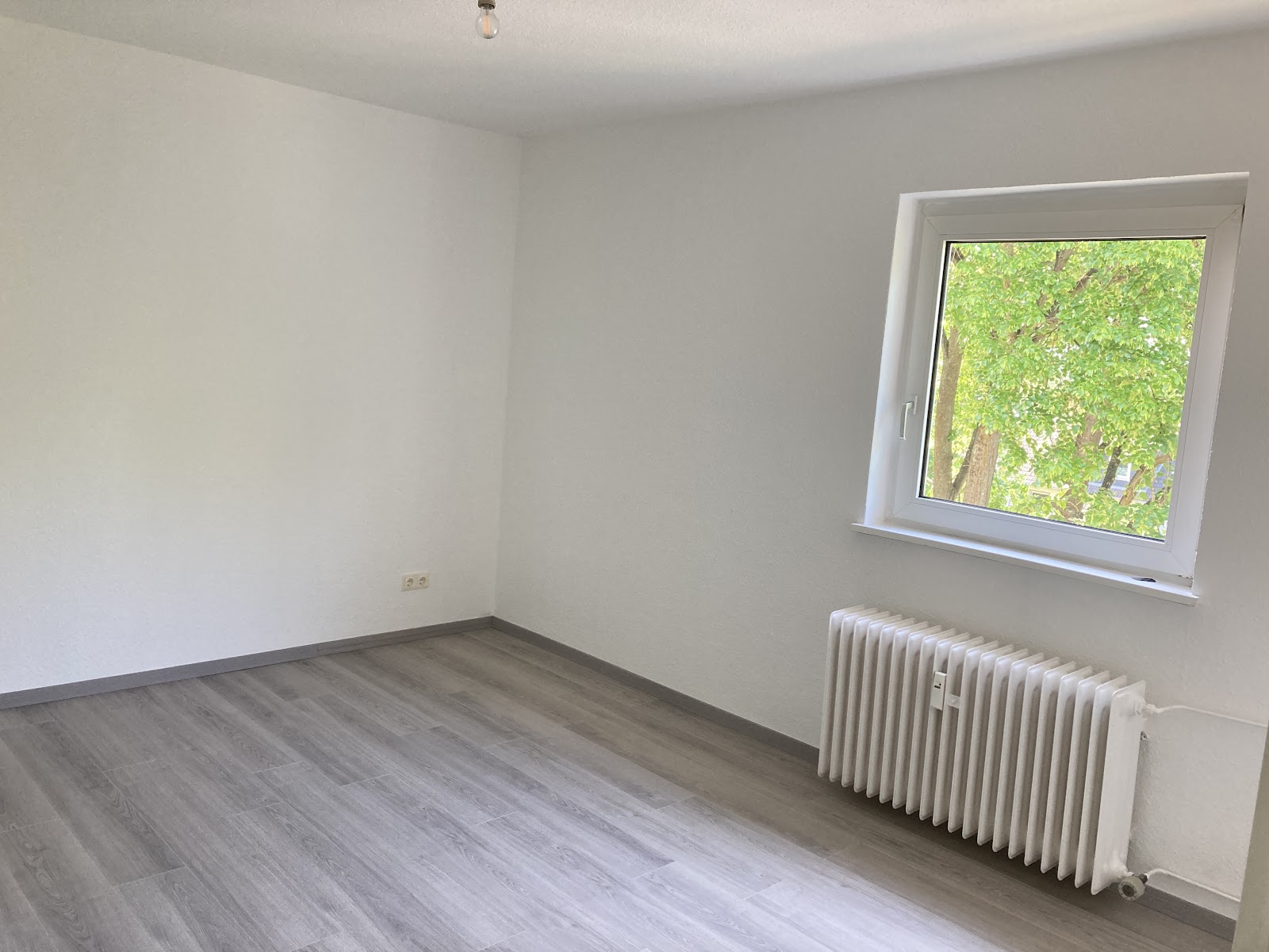 Stilvoll wohnen mit Weitblick - gepflegte 2-Zimmerwohnung im 3. Obergeschoss (ohne Fahrstuhl) – Salzgitter – Vorschaubild 2