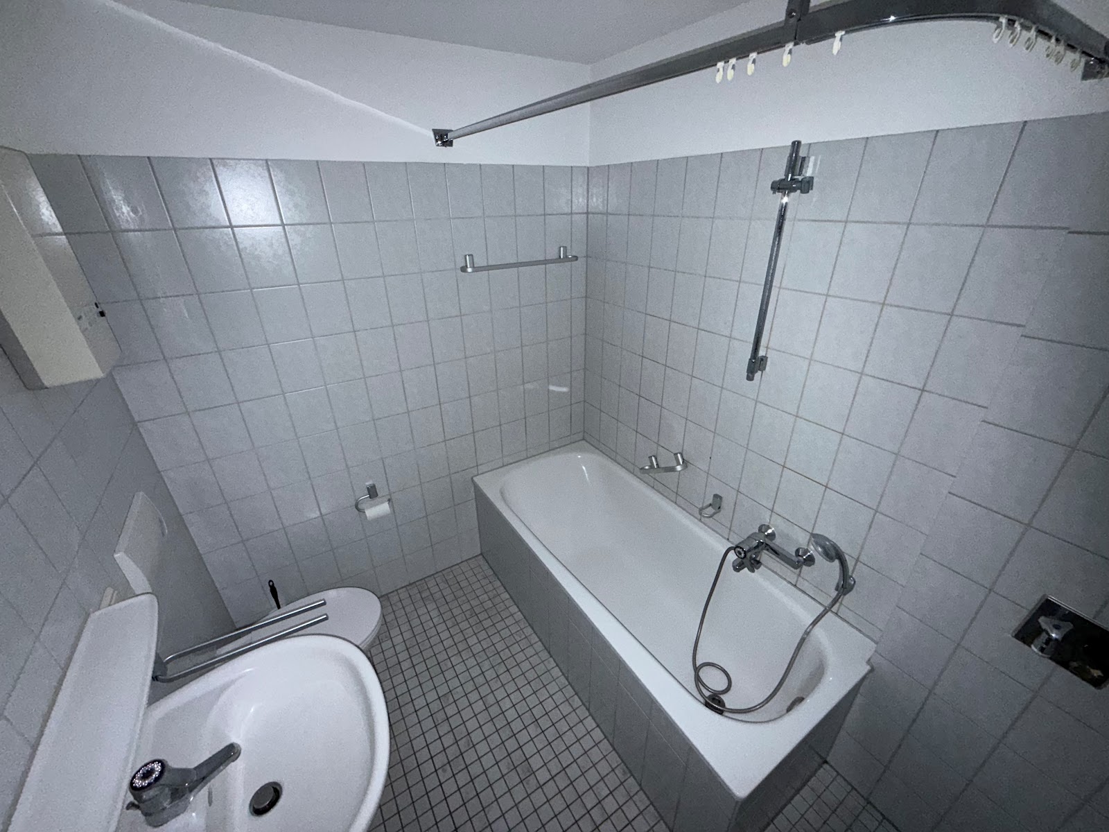 Endlich raus bei Mama – 2 Zimmer für deinen Neustart mit Balkon in guter Lage – Wolfsburg – Vorschaubild 2