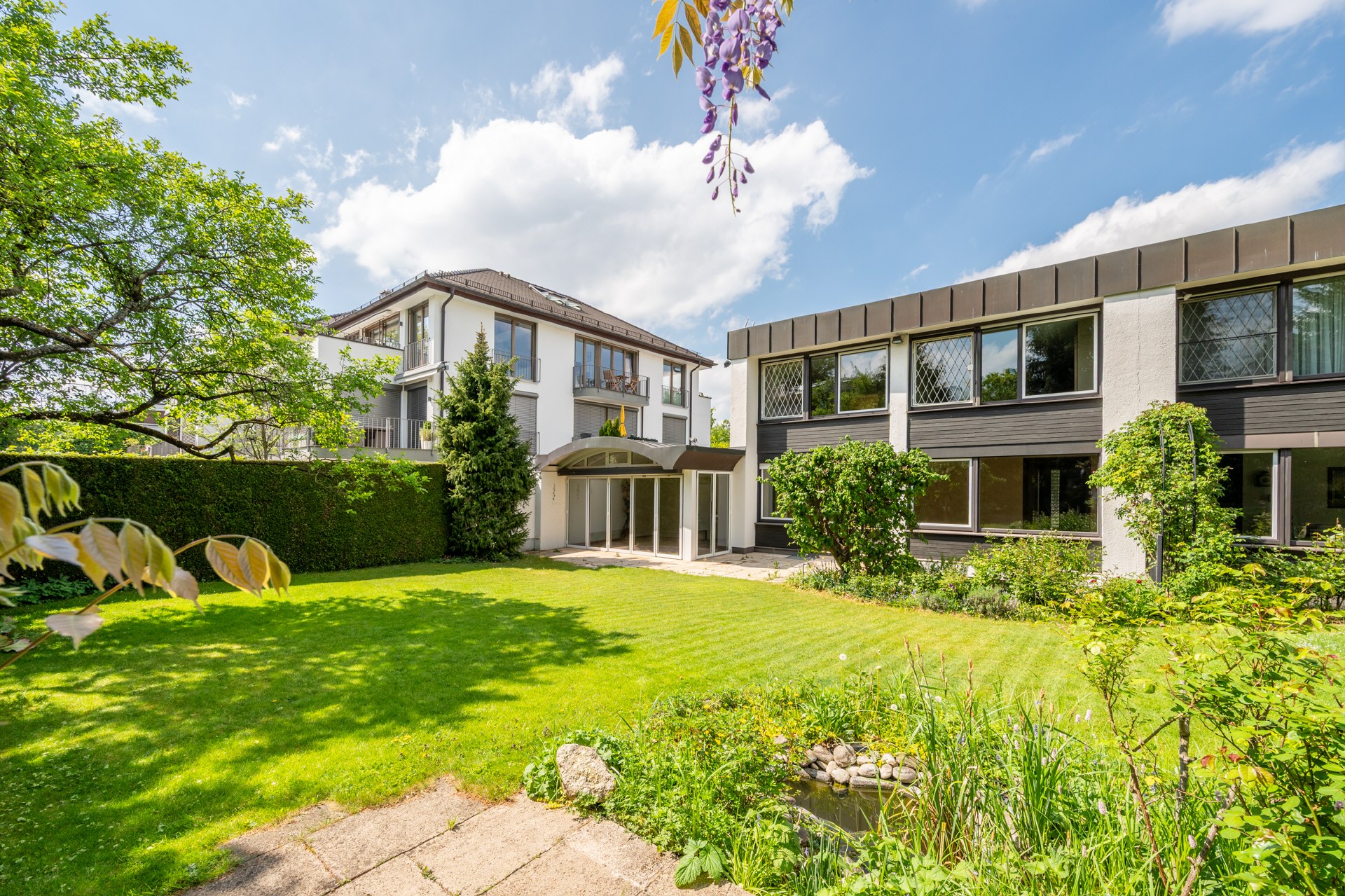 AIGNER - Zeitlose Architektur trifft großzügiges Wohnen mit Blick ins Grüne – München – Bild 1 von 13