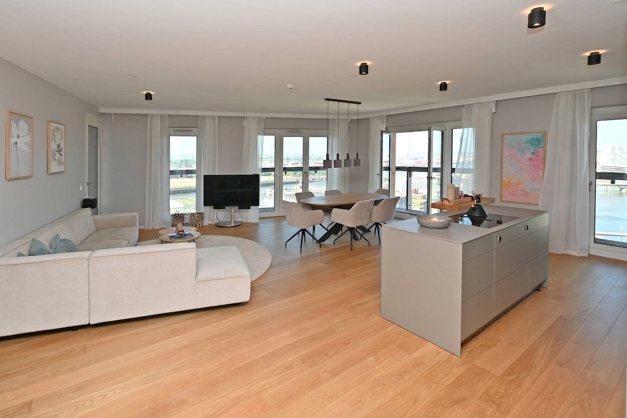 Traumhafte Wohnung in exklusiver Lage mit fabelhaftem Ausblick und Ausstattung in der Hafencity! – Hamburg – Vorschaubild 3