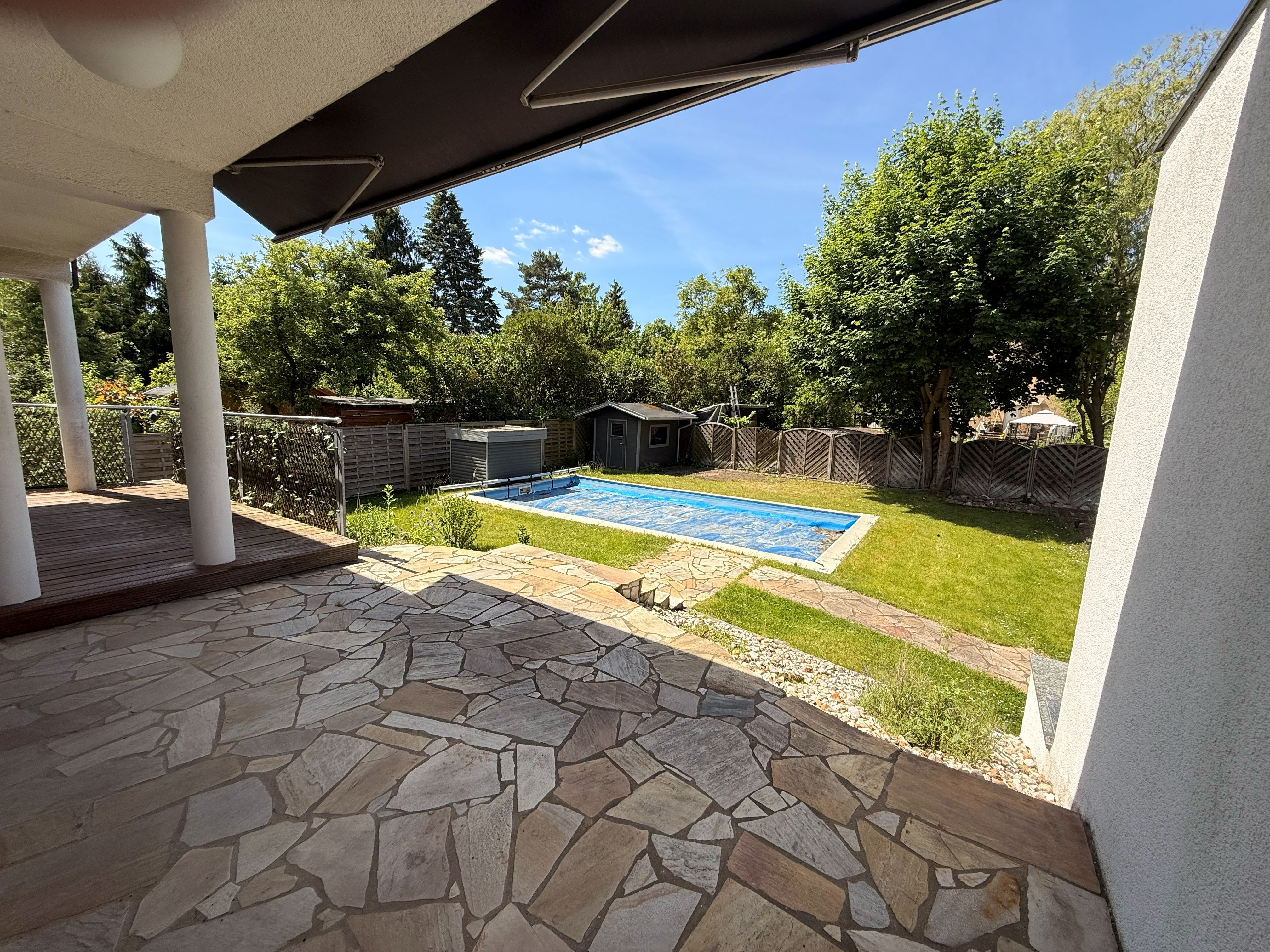 Pool, Sonne, Privatsphäre – Familienhaus mit außergewöhnlichem Raumgefühl – Berlin – Vorschaubild 2