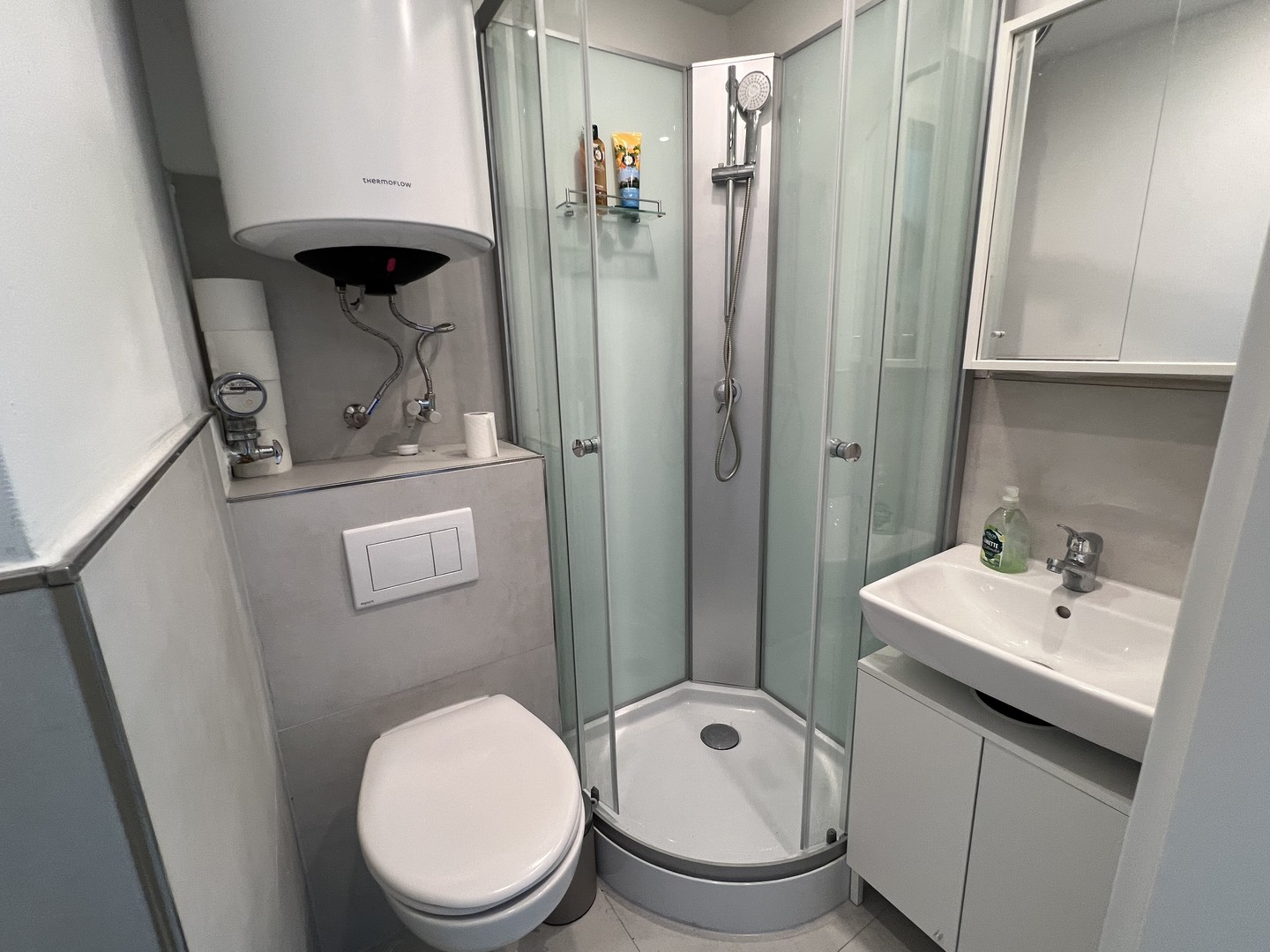 frisch saniert, voll möbliertes Apartment in super Lage! Neues Bad + Einbauküche – München – Vorschaubild 2