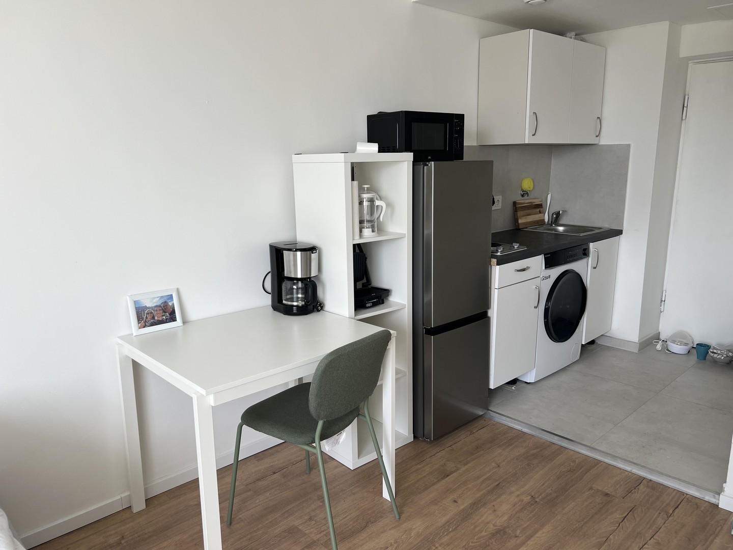 frisch saniert, voll möbliertes Apartment in super Lage! Neues Bad + Einbauküche – München – Vorschaubild 3