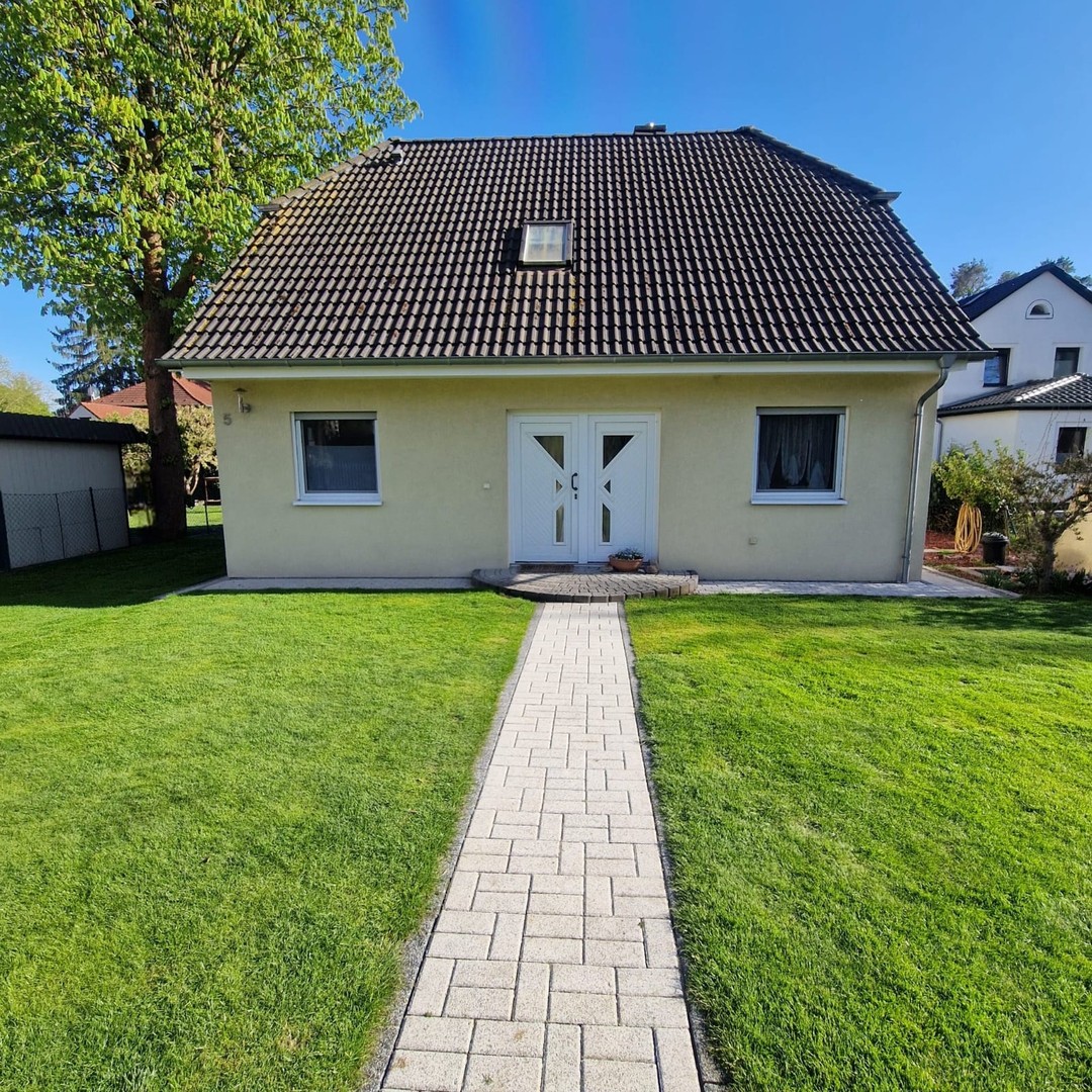 Einziehen statt Renovieren – hochwertig saniertes Familienhaus mit Erdwärme und Traumgarten – Glienicke/Nordbahn – Bild 1 von 16