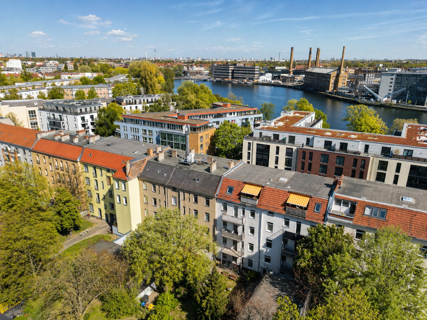 Modernisiert & bezugsfertig: Helle 2-Zimmer-Altbauwohnung mit Balkon in gepflegter Lage – Berlin – Bild 1 von 17