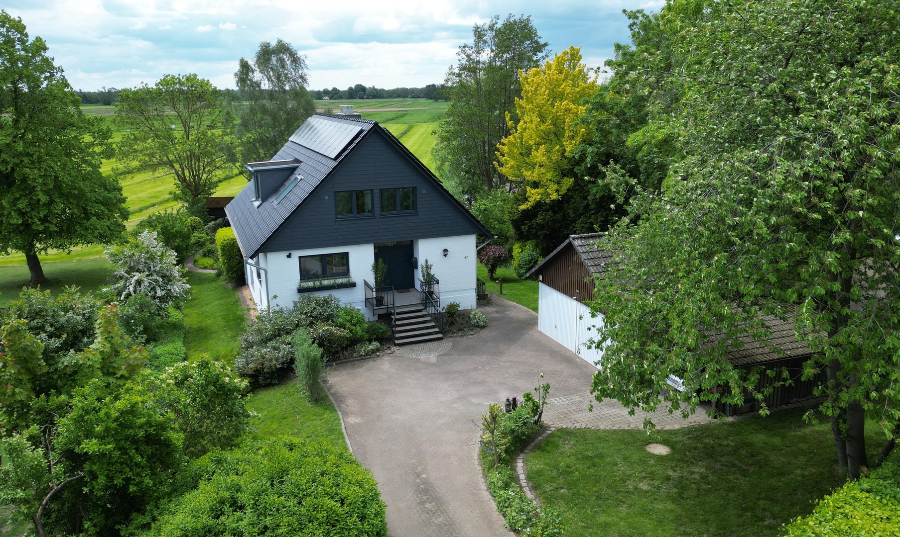 großzügiges Familienhaus, nahe der Stadt, in ländlicher Umgebung, mit weitem Horizont