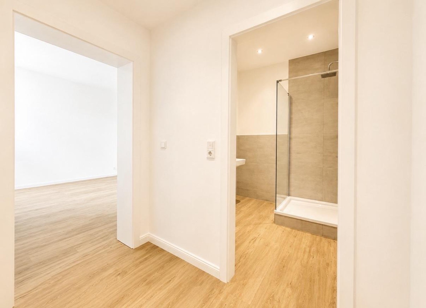 Stilvolle Altbauwohnung nach Kernsanierung – 2,5 Zimmer mit hohen Decken in zentraler Lage – Krefeld – Vorschaubild 2