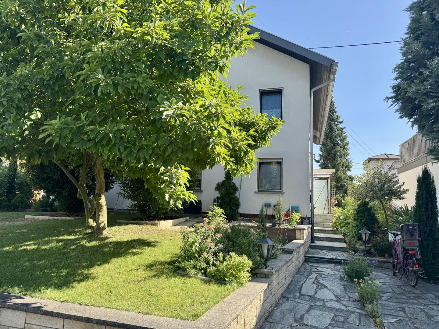 Vielseitiges Dreifamilienhaus in Top-Lage von Graben-Neudorf (OT Neudorf) – Graben-Neudorf – Bild 1 von 51