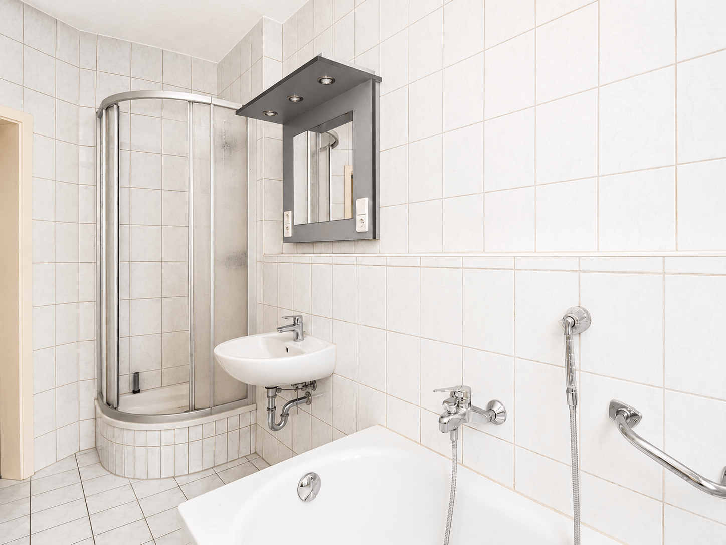 Neuer Fußboden möglich: helle 3-Zimmerwohnung mit Gäste-WC, Dusche + Wanne! – Chemnitz – Vorschaubild 7