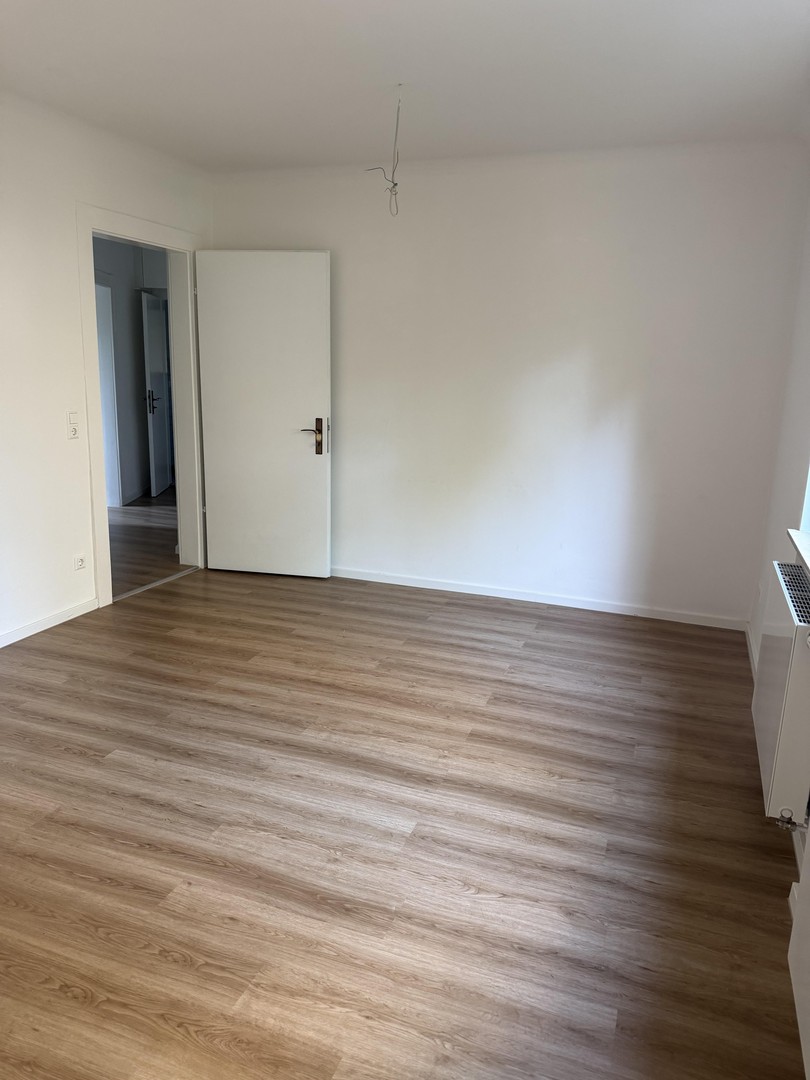 Ruhig & lichtdurchflutet – Altbau-Wohnung im Hinterhof – Stuttgart – Vorschaubild 2