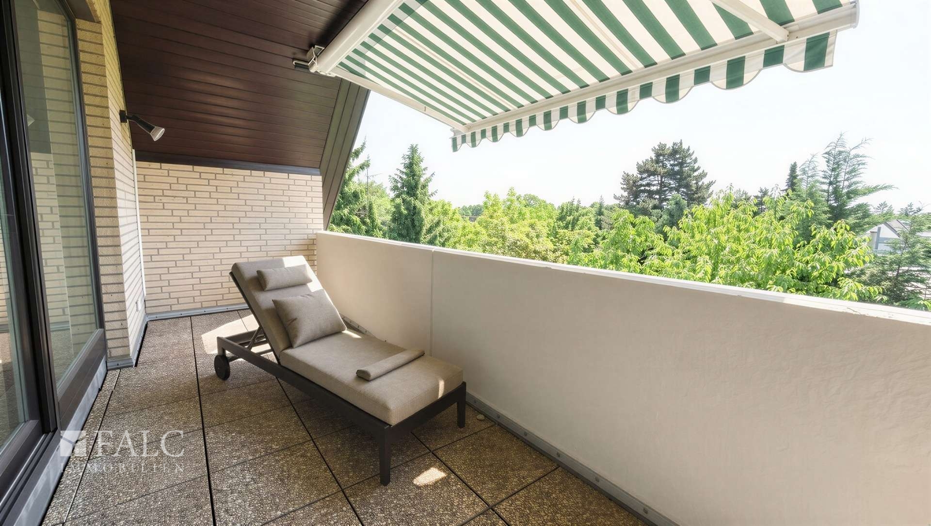 Stilvolle Maisonette-Wohnung mit zwei Balkonen und Kamin in begehrter Lage von Düsseldorf – Düsseldorf – Vorschaubild 10