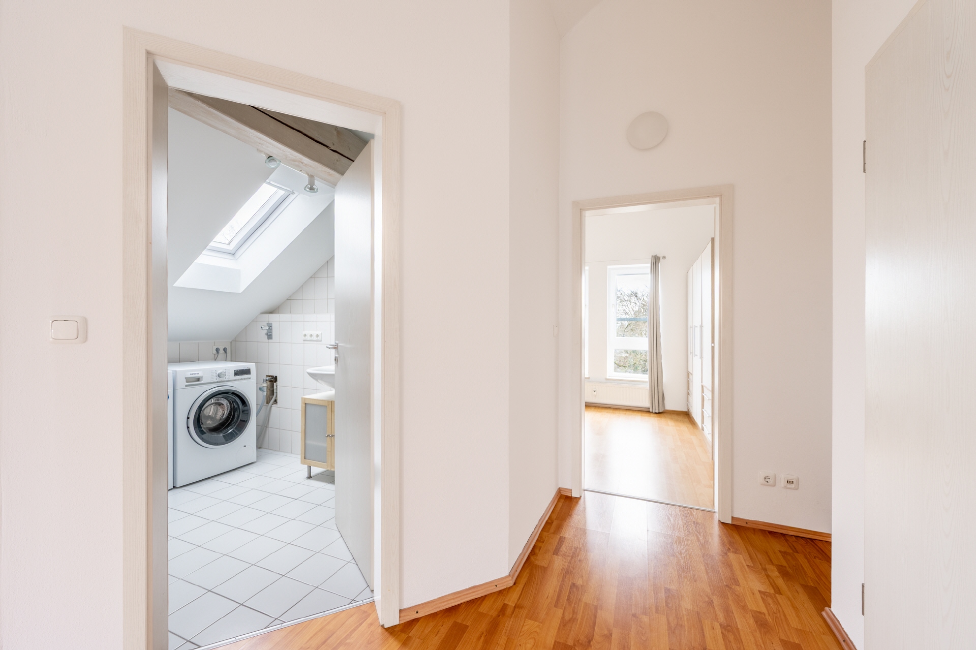 AIGNER - Helle Dachgeschosswohnung mit Loft-Charakter und sonnigem Balkon in Trudering – München – Vorschaubild 6