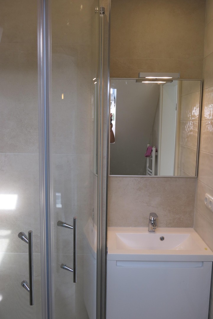 schöne Dachgeschosswohnung löffelfertig 1ZiKüB mit Einbauküche, voll möbliert – Düsseldorf – Vorschaubild 7