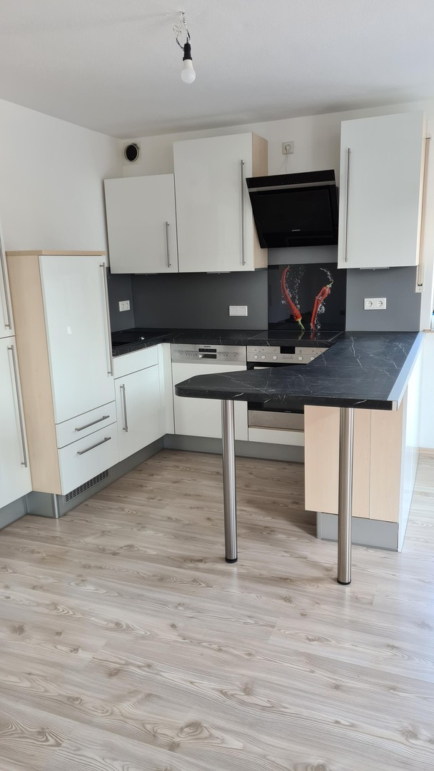 Schöne Wohnung, 2 Zimmer, Küche, Bad, Stellplatz