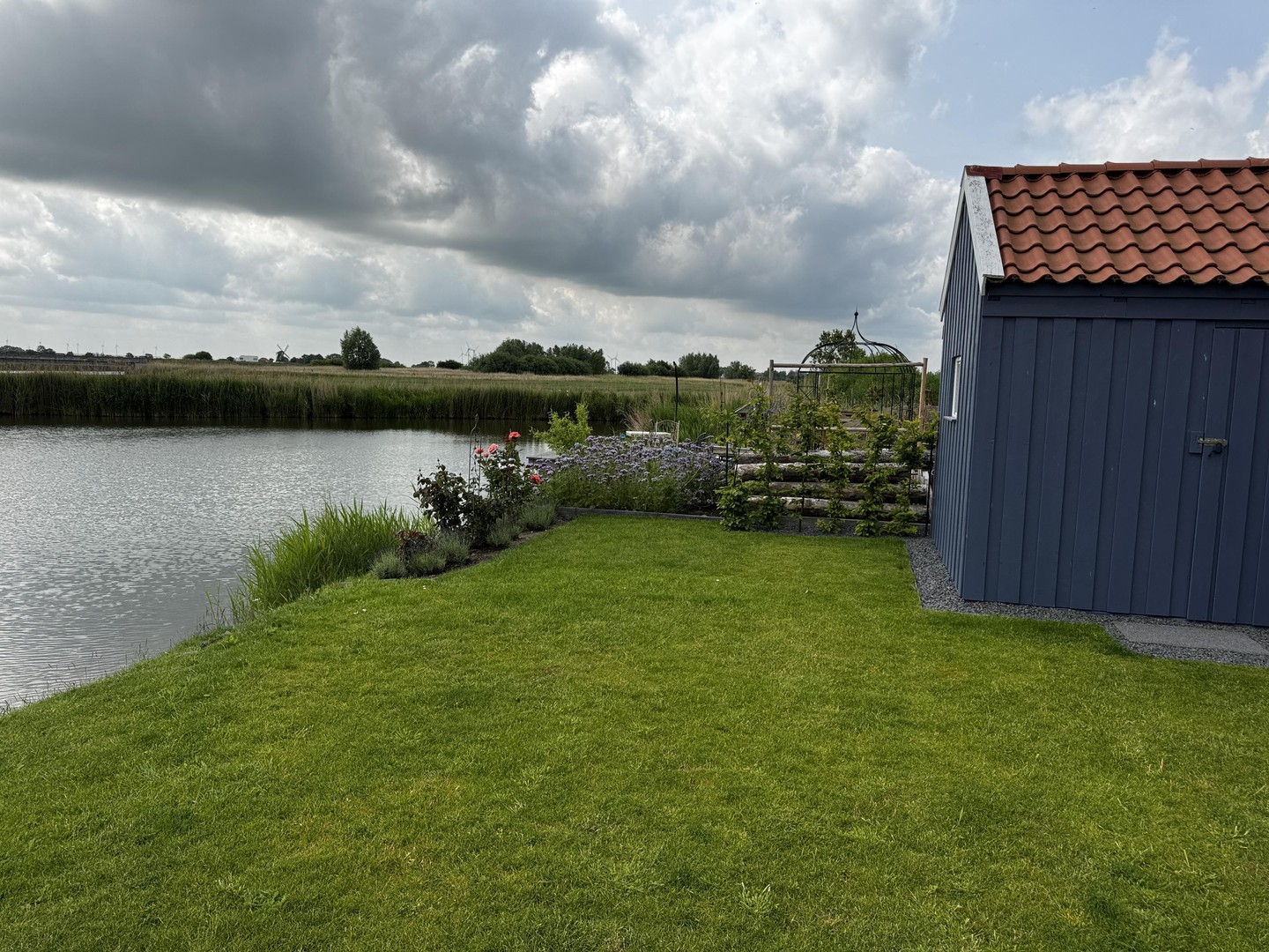 Doppelhaushälfte mit Flair und Charme - direkt am See + 300m zur Nordsee - KFW40 – Neuharlingersiel – Vorschaubild 2
