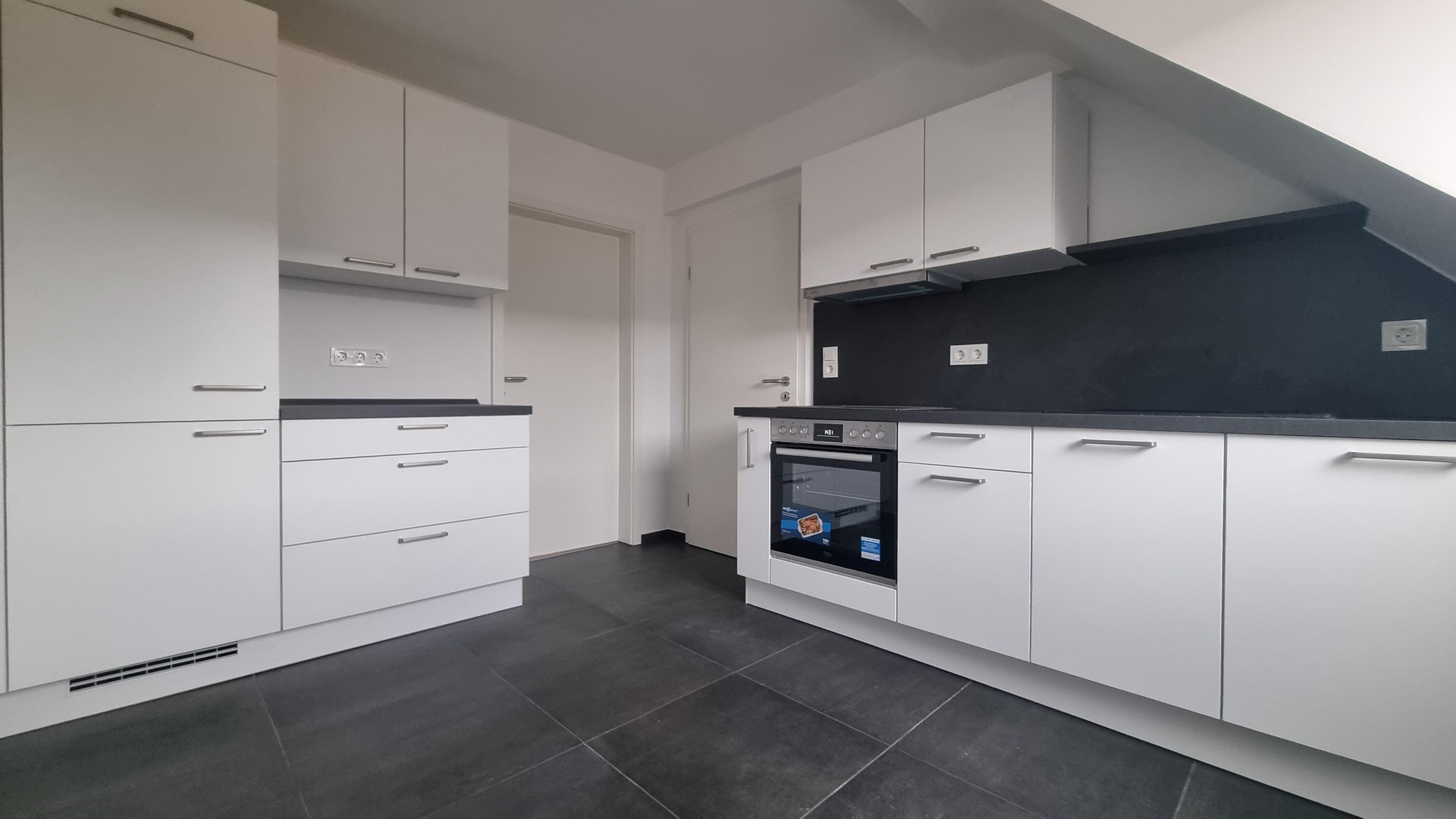 LEERSTEHENDE KERNSANIERTE 2 ZKB DG-WOHNUNG, NOBILIA-EBK UND KELLER IN RUHIGER LAGE OHNE PROVISION