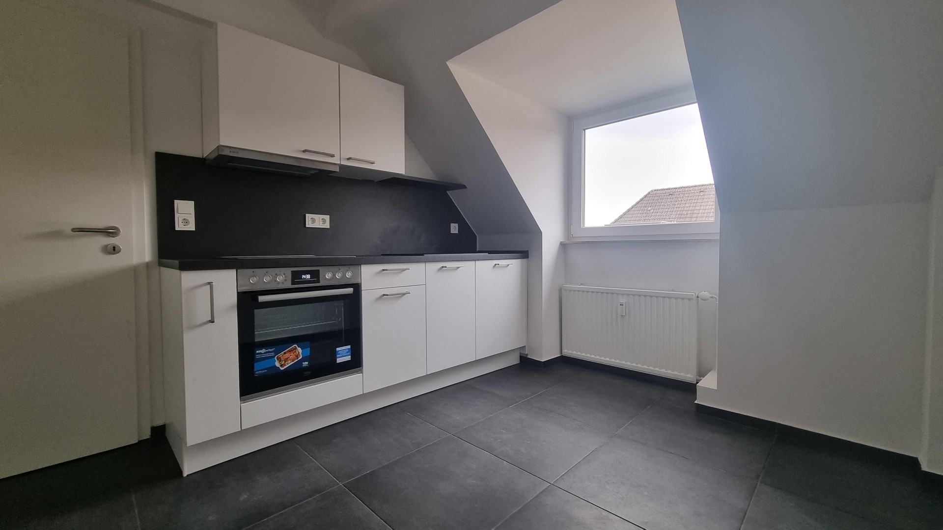 LEERSTEHENDE KERNSANIERTE 2 ZKB DG-WOHNUNG, NOBILIA-EBK UND KELLER IN RUHIGER LAGE OHNE PROVISION – Köln – Vorschaubild 2