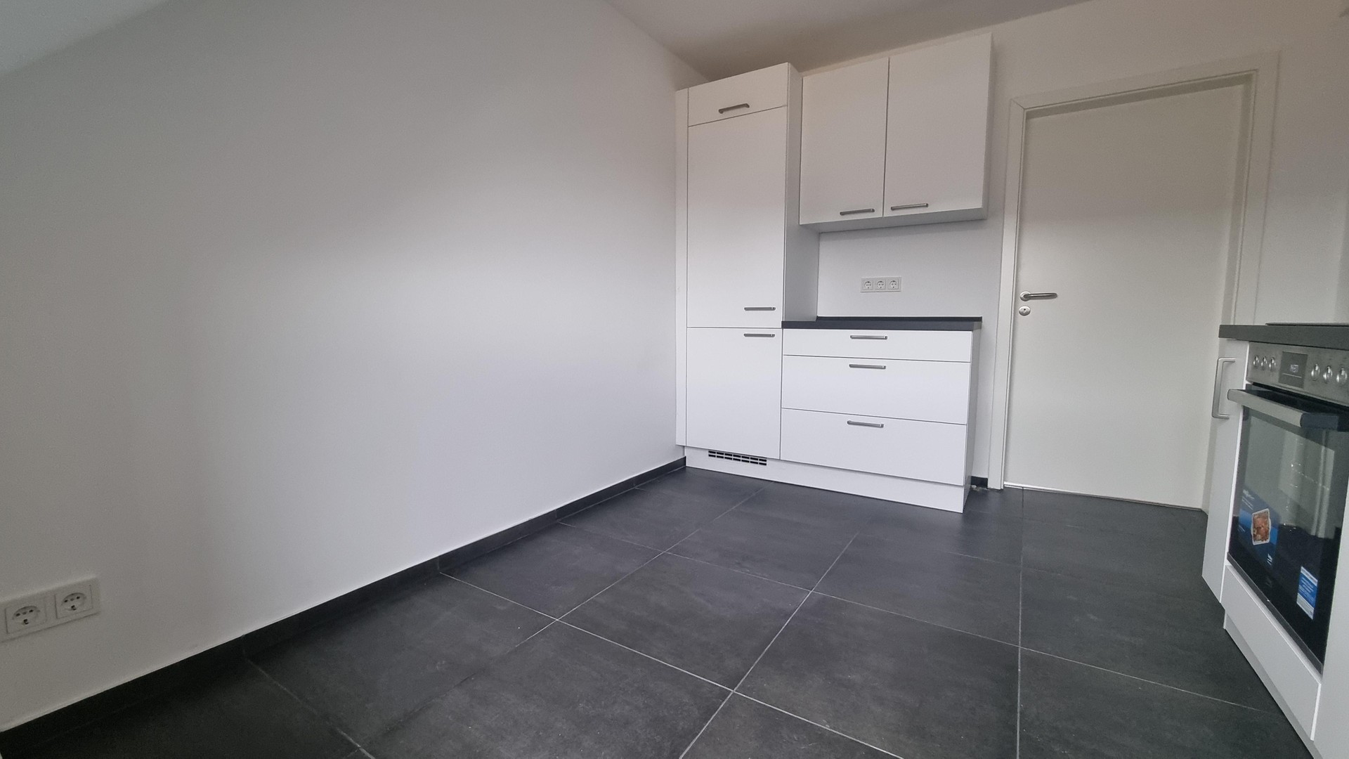 LEERSTEHENDE KERNSANIERTE 2 ZKB DG-WOHNUNG, NOBILIA-EBK UND KELLER IN RUHIGER LAGE OHNE PROVISION – Köln – Vorschaubild 3
