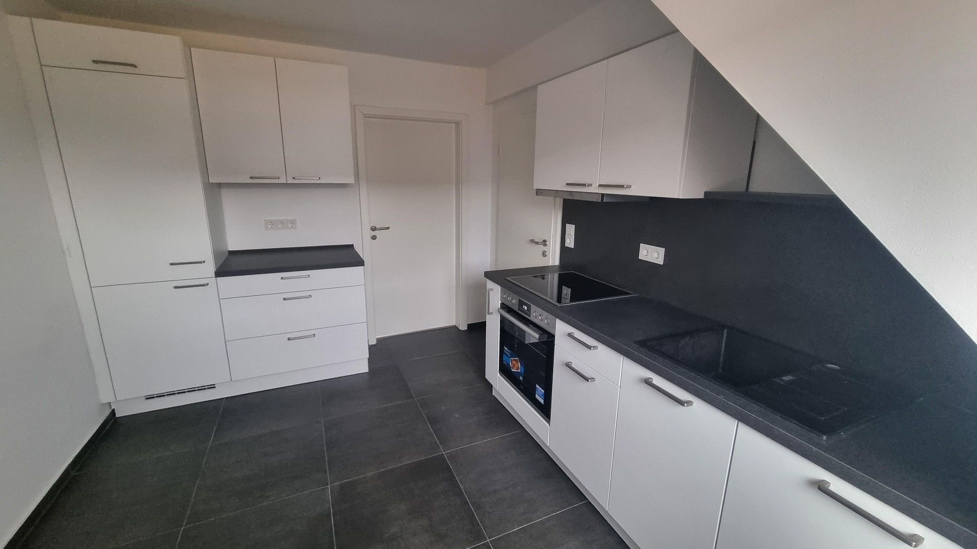 LEERSTEHENDE KERNSANIERTE 2 ZKB DG-WOHNUNG, NOBILIA-EBK UND KELLER IN RUHIGER LAGE OHNE PROVISION – Köln – Vorschaubild 4