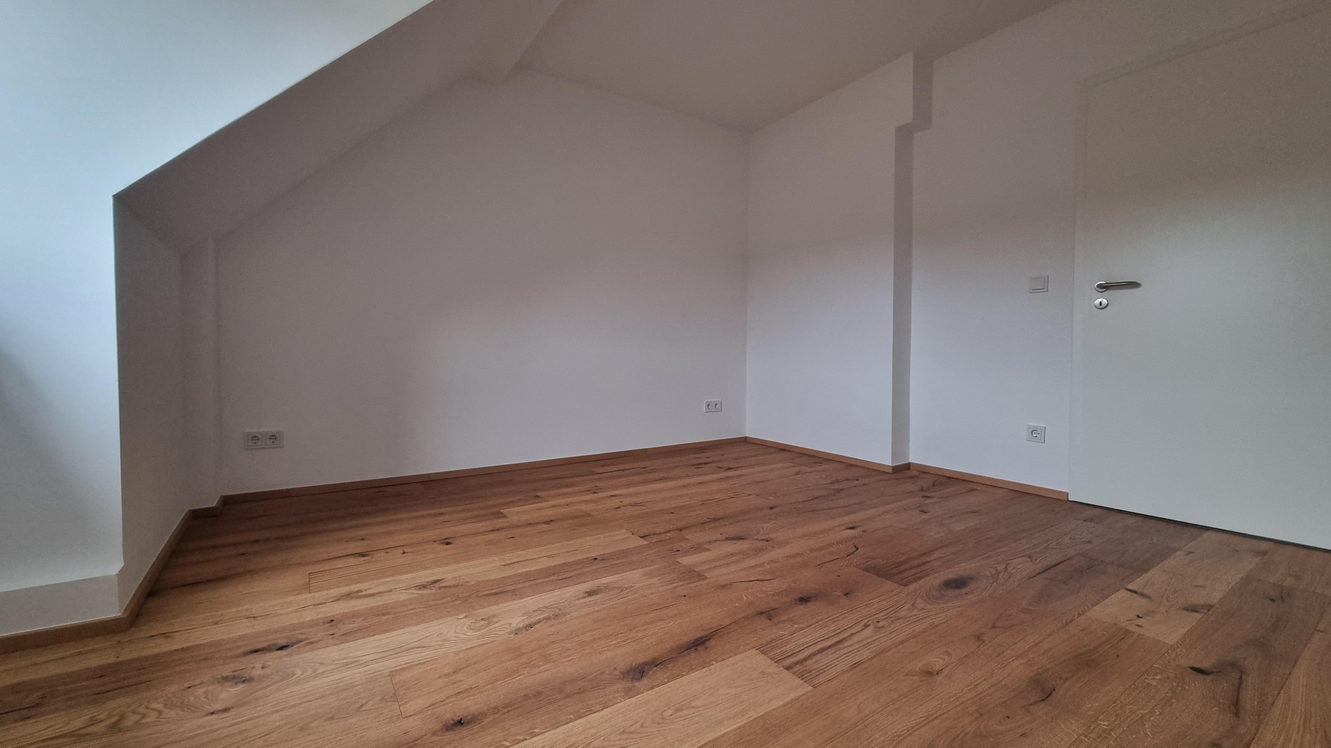 LEERSTEHENDE KERNSANIERTE 2 ZKB DG-WOHNUNG, NOBILIA-EBK UND KELLER IN RUHIGER LAGE OHNE PROVISION – Köln – Vorschaubild 7