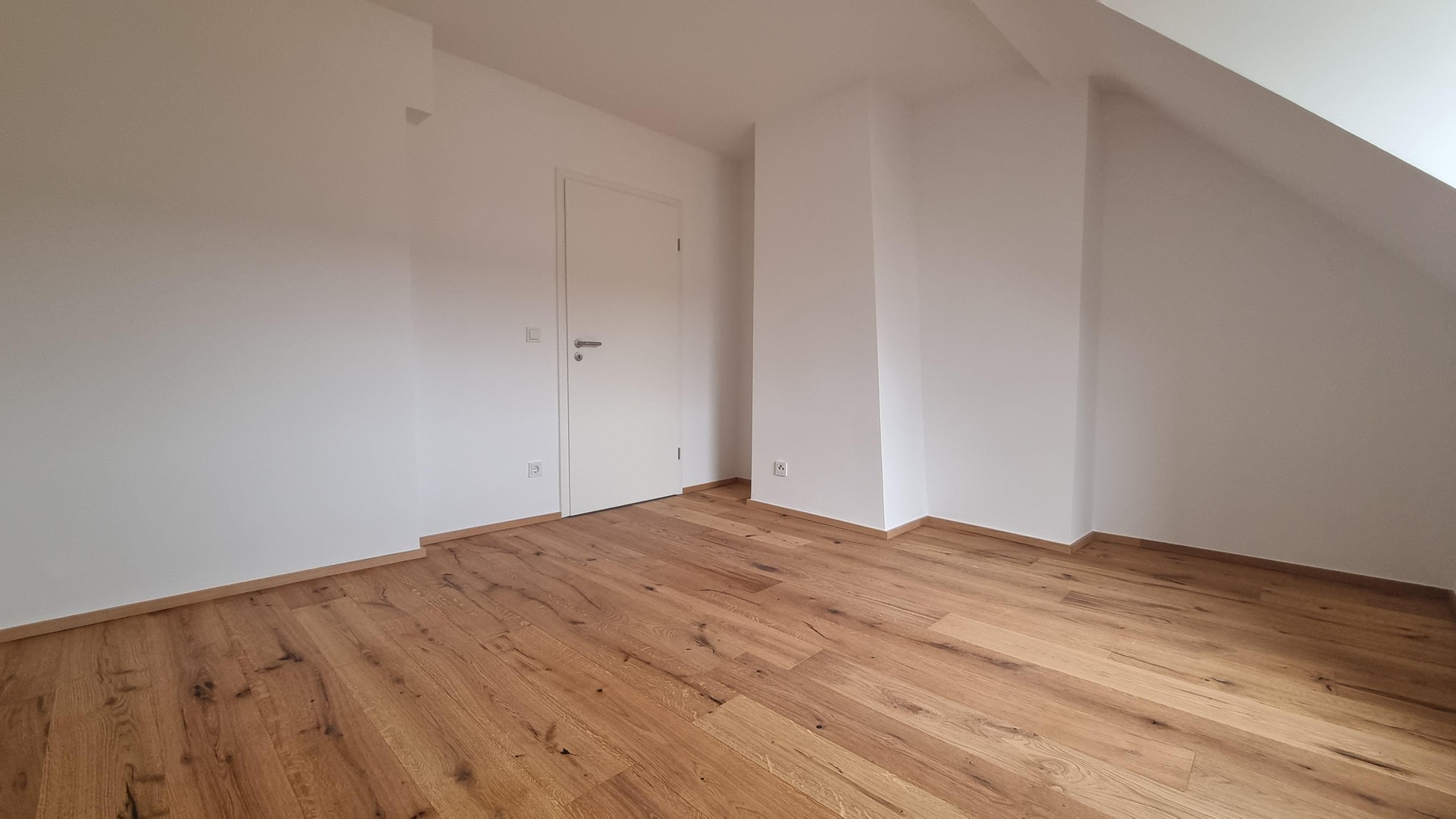LEERSTEHENDE KERNSANIERTE 2 ZKB DG-WOHNUNG, NOBILIA-EBK UND KELLER IN RUHIGER LAGE OHNE PROVISION – Köln – Vorschaubild 8