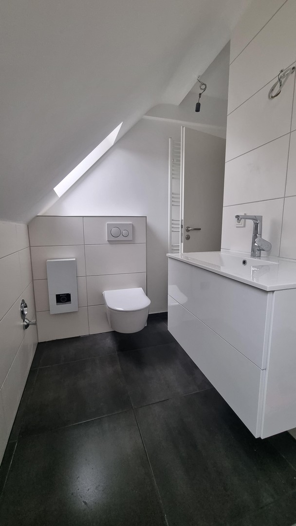 LEERSTEHENDE KERNSANIERTE 2 ZKB DG-WOHNUNG, NOBILIA-EBK UND KELLER IN RUHIGER LAGE OHNE PROVISION – Köln – Vorschaubild 14