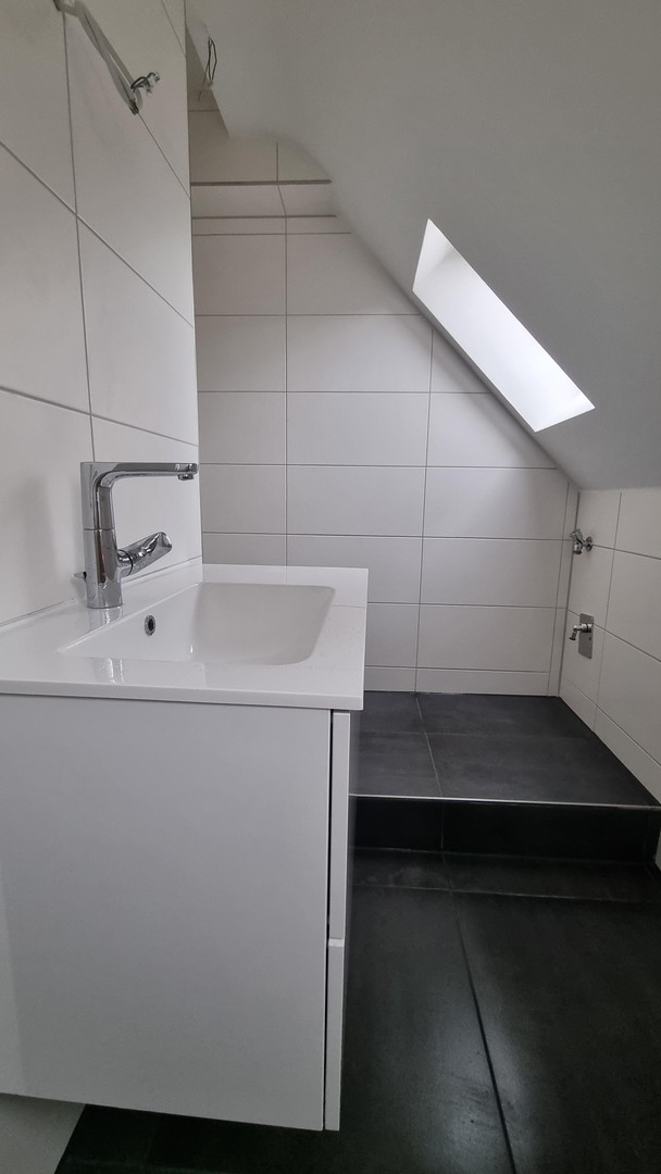 LEERSTEHENDE KERNSANIERTE 2 ZKB DG-WOHNUNG, NOBILIA-EBK UND KELLER IN RUHIGER LAGE OHNE PROVISION – Köln – Vorschaubild 15