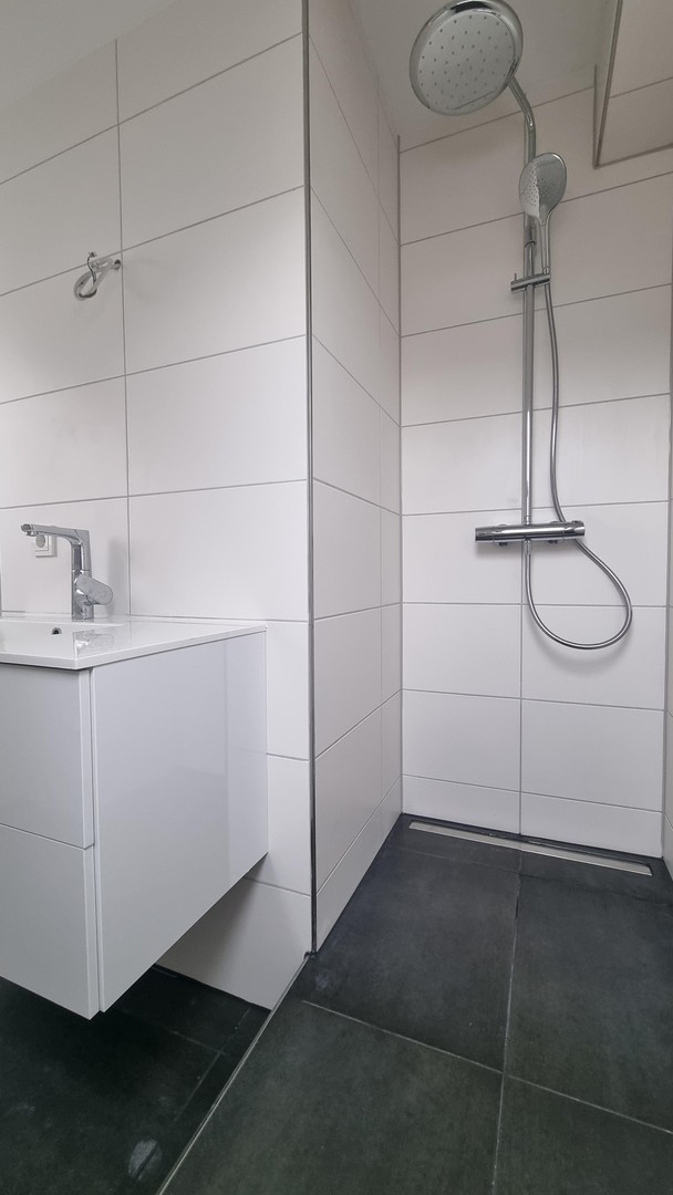 LEERSTEHENDE KERNSANIERTE 2 ZKB DG-WOHNUNG, NOBILIA-EBK UND KELLER IN RUHIGER LAGE OHNE PROVISION – Köln – Vorschaubild 16