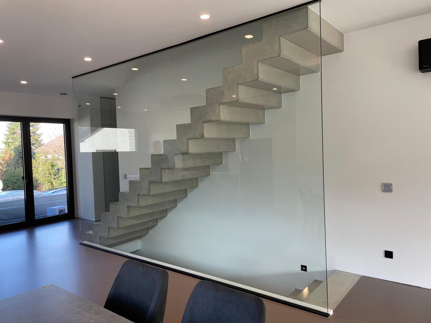 Neubau Designer Luxusvilla in Bad Vilbel · Pool · Heimkino · KNX-Smart Home · Kamin · Sauna – Bad Vilbel – Vorschaubild 4