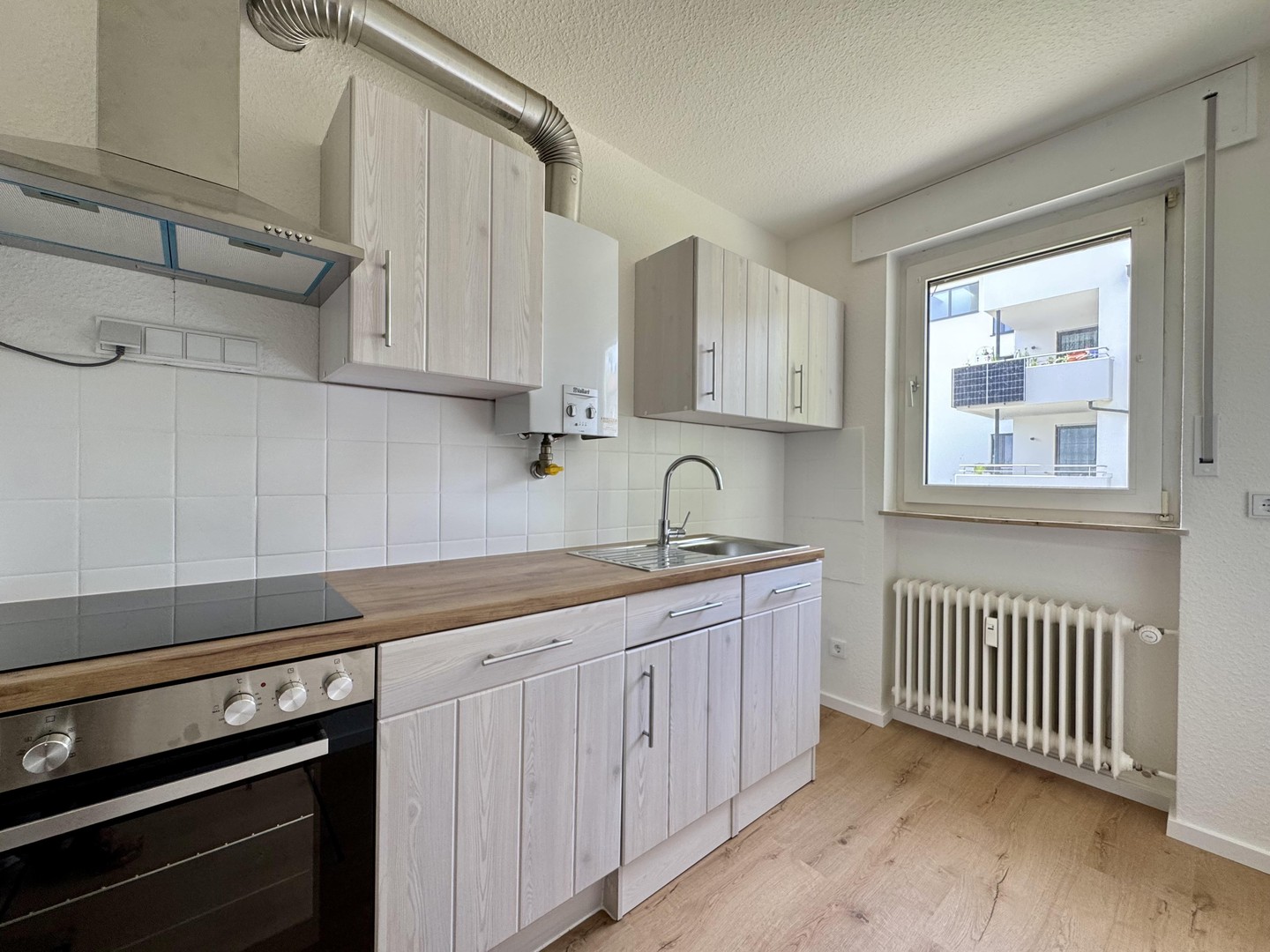 Einziehen und wohlfühlen ! Ideale, geräumige 2-Zimmer-Wohnung mit Balkon, Einbauküche und Stellplatz – Wiesbaden – Vorschaubild 2